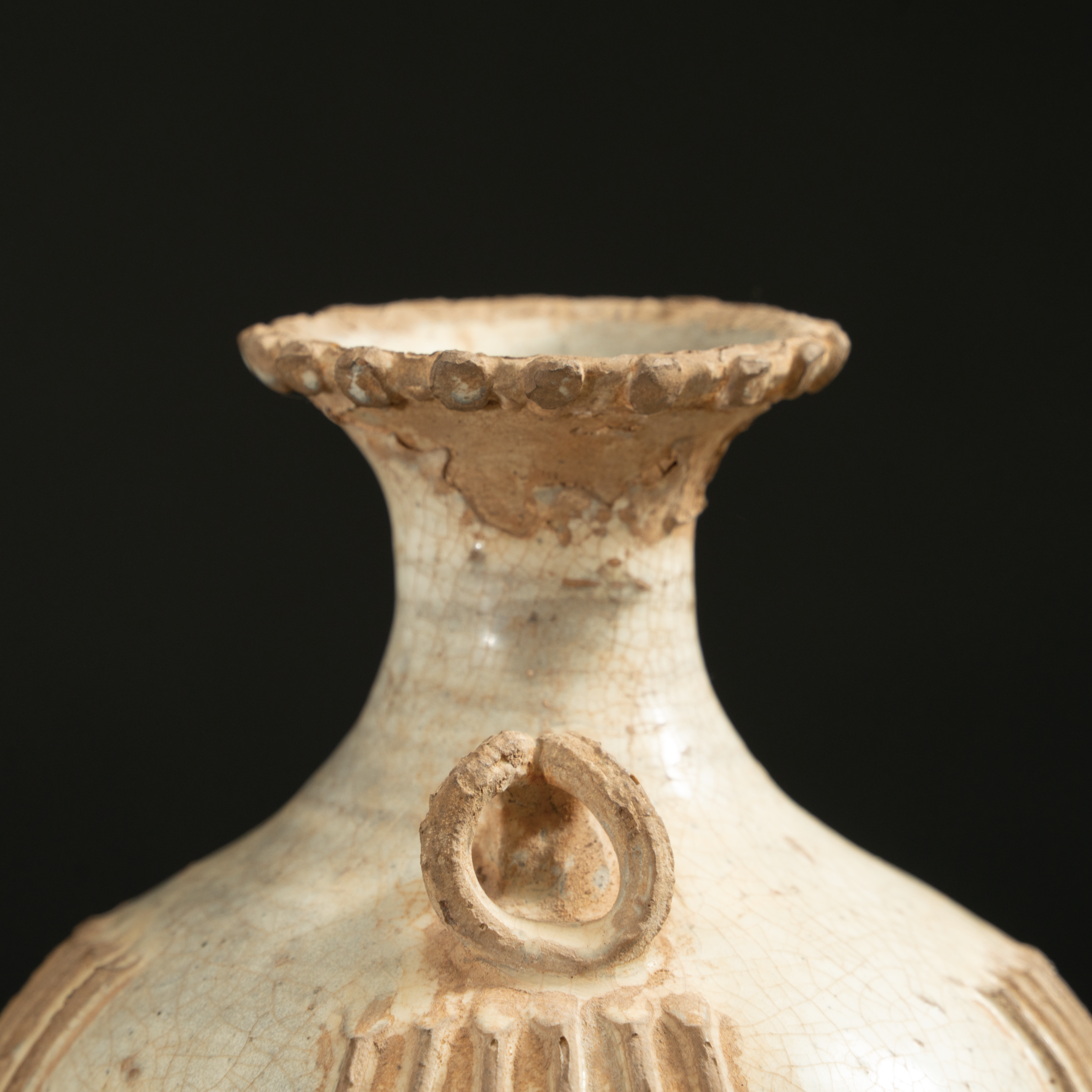 Lot 066 A RARE WHITE-GLAZED FLUTED TWO-HANDLED VASE
SUI - TANG DYNASTY (6TH - 9TH CENTURY)
隋至唐 白釉出筋双耳瓶 - Image 4