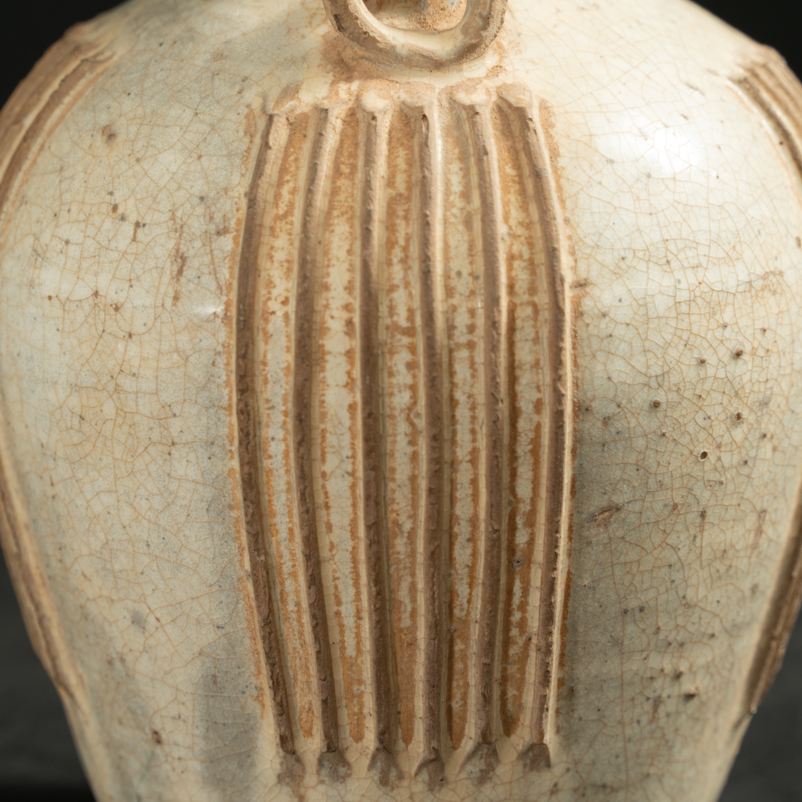 Lot 066 A RARE WHITE-GLAZED FLUTED TWO-HANDLED VASE
SUI - TANG DYNASTY (6TH - 9TH CENTURY)
隋至唐 白釉出筋双耳瓶 - Image 5