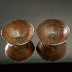 Lot 067 A PAIR OF PERSIMMON-GLAZED 'AUSPICIOUS CHARACTERS' TEA BOWLS
SOUTHERN SONG DYNASTY, YULIN KILN
南宋 玉林亭窑柿红釉金彩文字盏一对