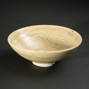 Lot 069 A YUE-TYPE CELADON GLAZED 'CLOUDS' BOWL
FIVE DYNASTIES / NORTHERN SONG DYNASTY
五代/北宋 越窑系青釉划花云纹碗