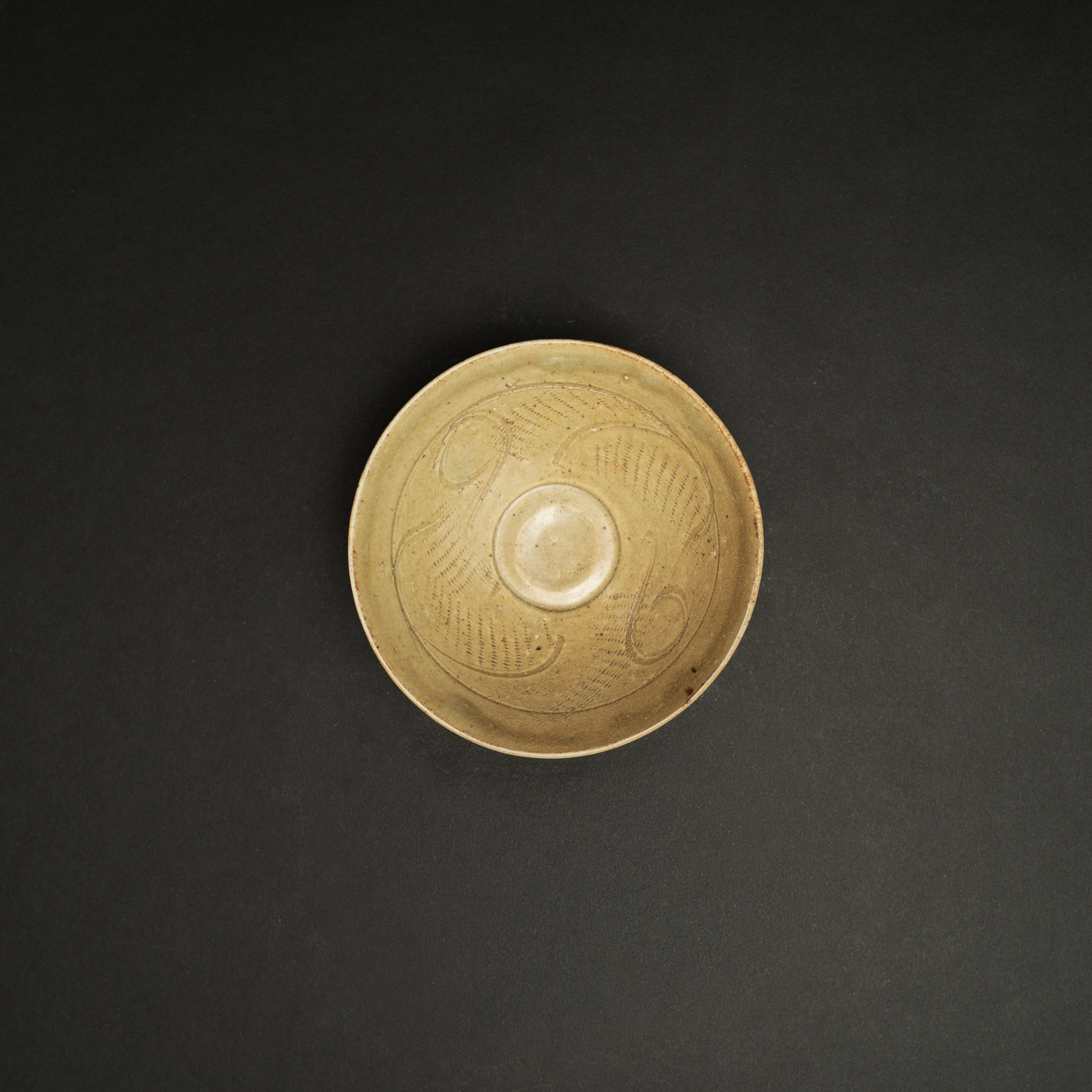 Lot 069 A YUE-TYPE CELADON GLAZED 'CLOUDS' BOWL
FIVE DYNASTIES / NORTHERN SONG DYNASTY
五代/北宋 越窑系青釉划花云纹碗 - Image 2