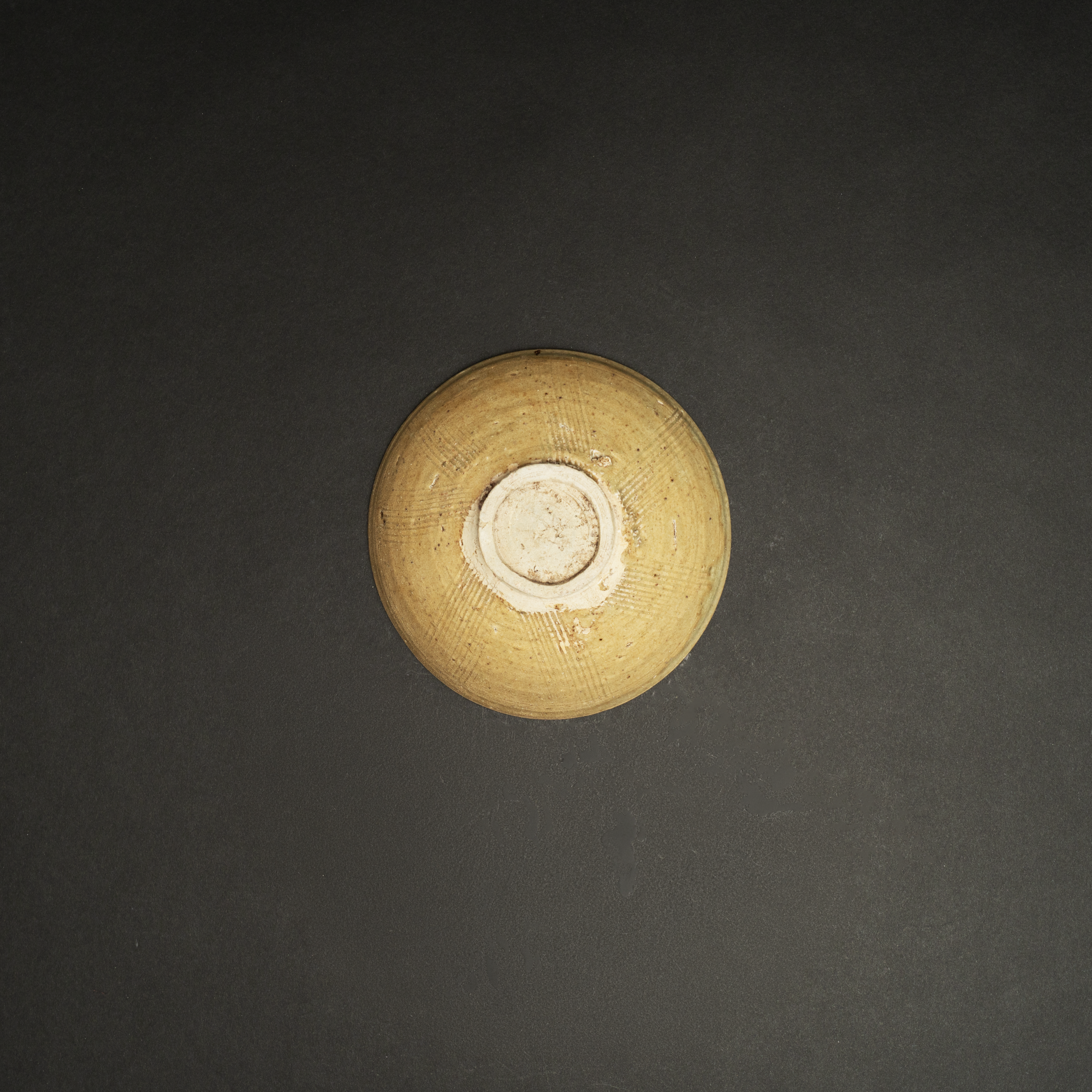 Lot 069 A YUE-TYPE CELADON GLAZED 'CLOUDS' BOWL
FIVE DYNASTIES / NORTHERN SONG DYNASTY
五代/北宋 越窑系青釉划花云纹碗 - Image 3