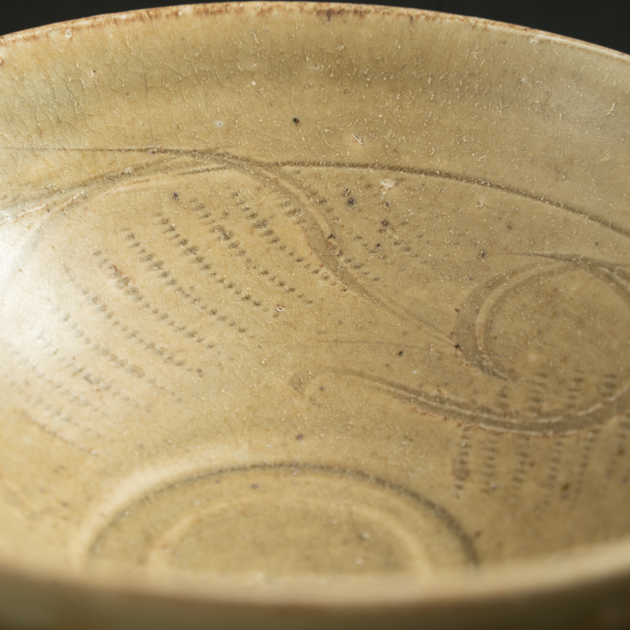 Lot 069 A YUE-TYPE CELADON GLAZED 'CLOUDS' BOWL
FIVE DYNASTIES / NORTHERN SONG DYNASTY
五代/北宋 越窑系青釉划花云纹碗 - Image 4