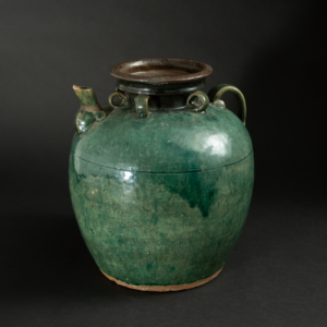 Lot 070 A LARGE GREEN-GLAZED 'MULTIPLE-LUG' EWY
TANG DYNASTY
唐 绿釉多系执壶