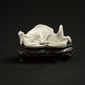 Lot 071 A DEHUA WHITE-GLAZED 'CARP' PAPERWEIGHT
MING DYNASTY
明 德化窑白釉鱼形文镇