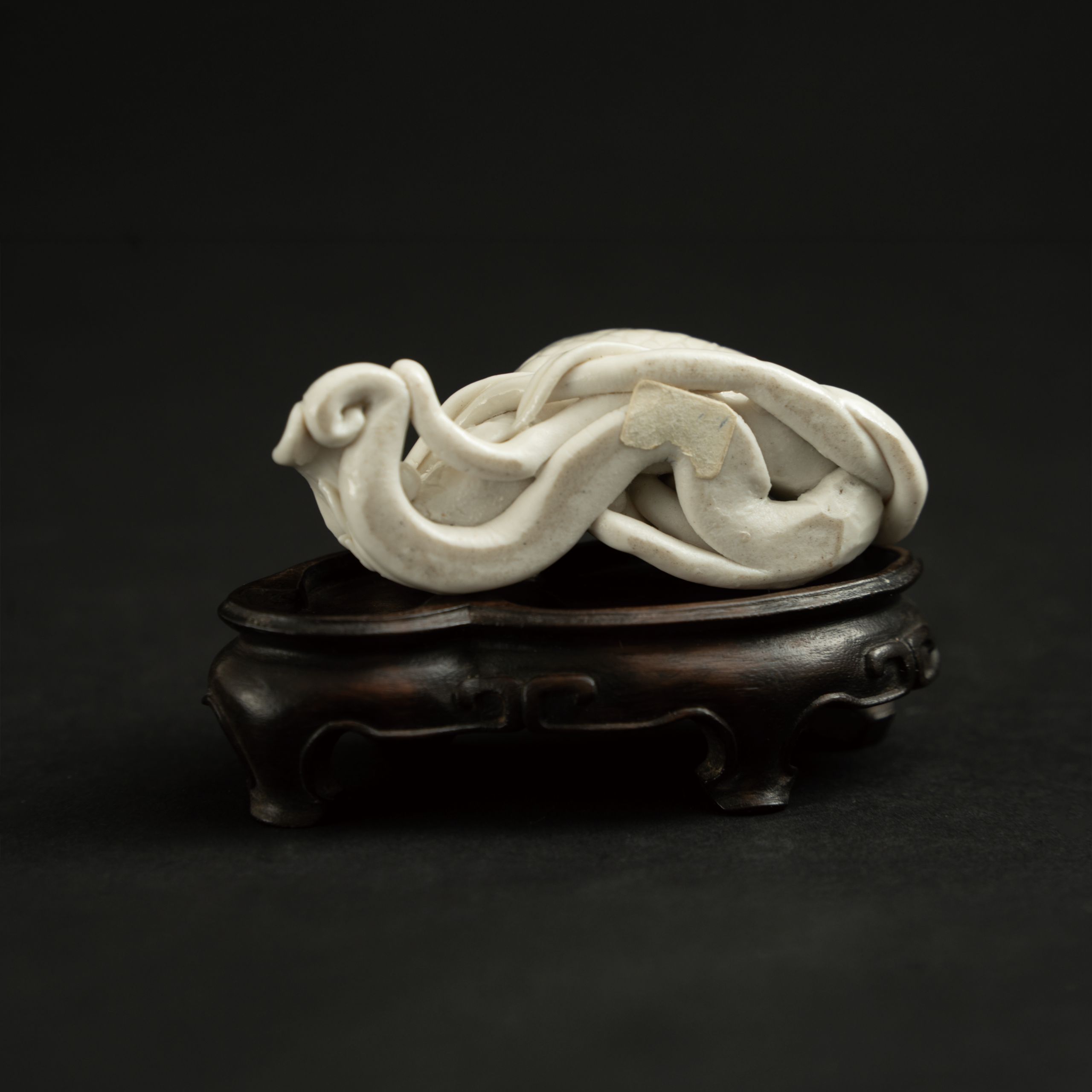Lot 071 A DEHUA WHITE-GLAZED 'CARP' PAPERWEIGHT
MING DYNASTY
明 德化窑白釉鱼形文镇 - Image 2