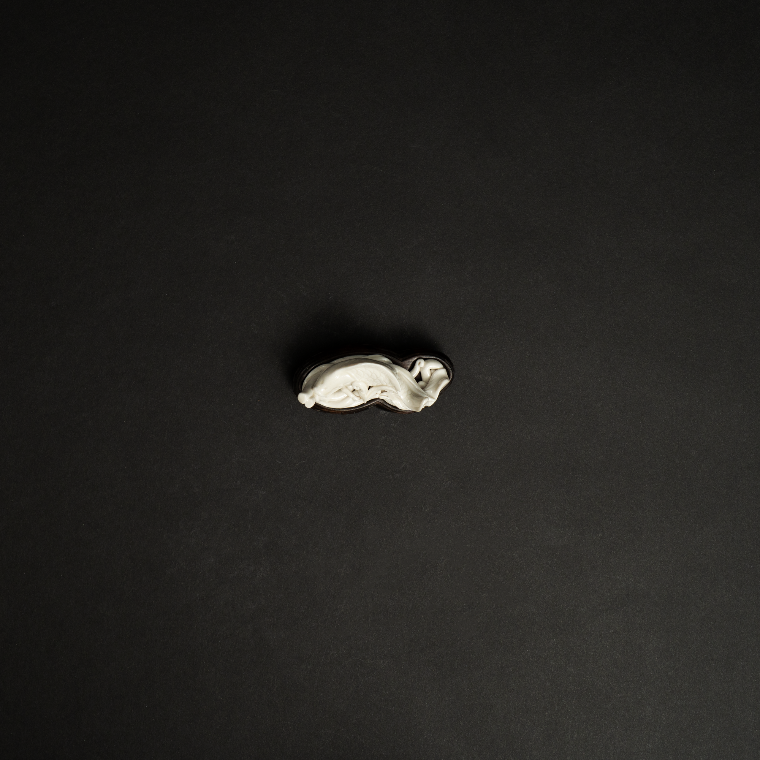 Lot 071 A DEHUA WHITE-GLAZED 'CARP' PAPERWEIGHT
MING DYNASTY
明 德化窑白釉鱼形文镇 - Image 3