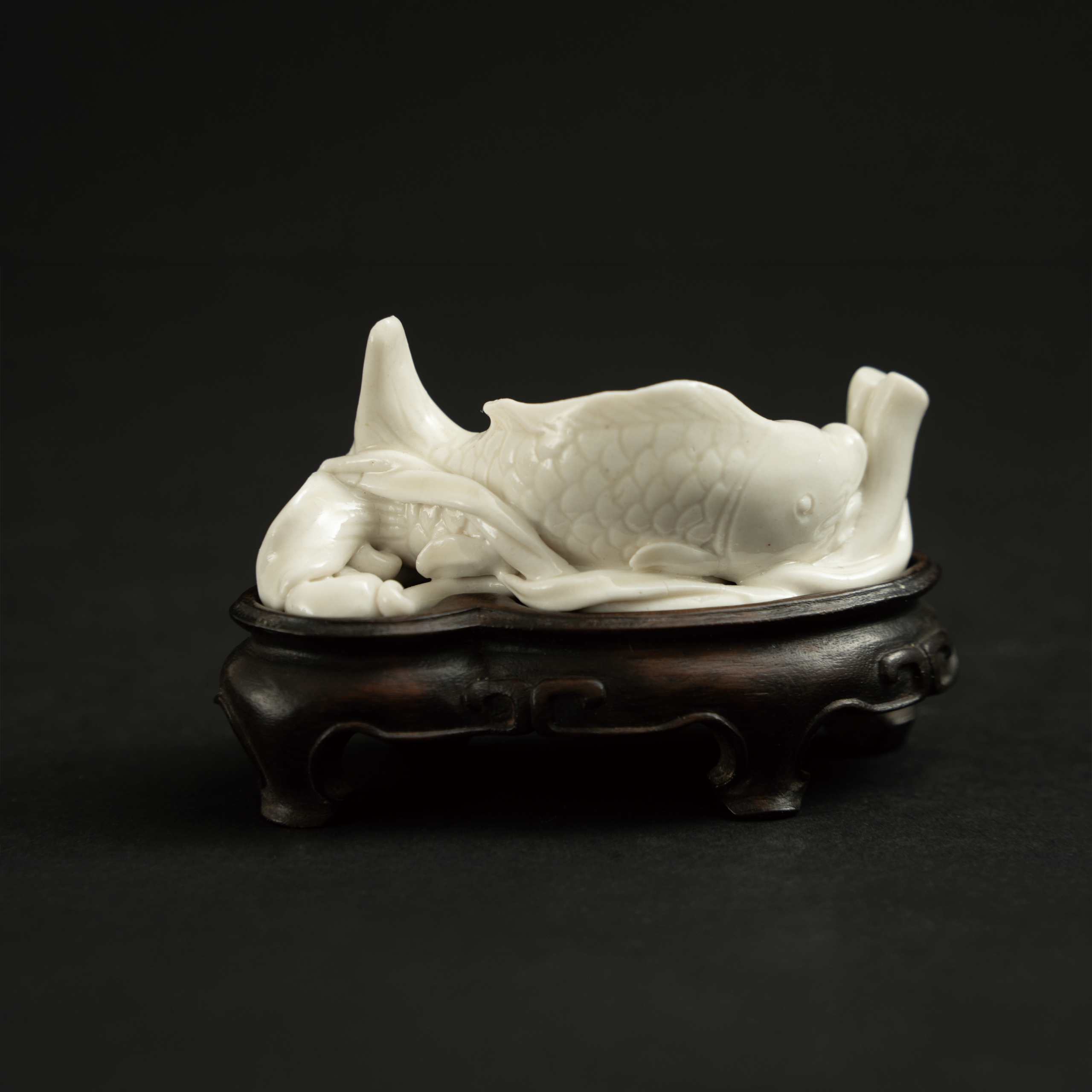 Lot 071 A DEHUA WHITE-GLAZED 'CARP' PAPERWEIGHT
MING DYNASTY
明 德化窑白釉鱼形文镇 - Image 4