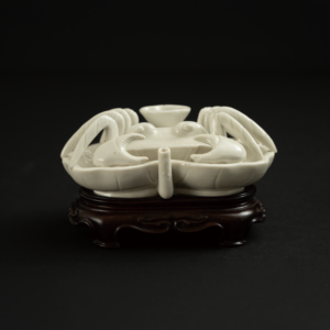 Lot 072 A DEHUA WHITE-GLAZED 'CRAB AND LOTUS LEAF' WATER DROPPER
LATE MING / EARLY QING DYNASTY
明末清初 德化窑白釉“一甲一名”荷叶螃蟹砚滴