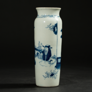 Lot 073 A BLUE AND WHITE ‘SCHOLAR’ SLEEVE VASE
TRANSITIONAL PERIOD 17TH CENTURY
明末清初 青花高士图筒瓶