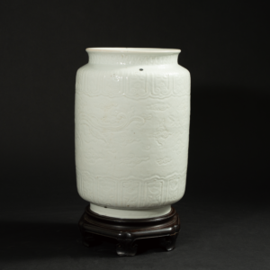 Lot 074 A RARE 'SWEET WHITE' GLAZED ANHUA-DECORATED 'DRAGON' ZHUANGGUAN
EARLY MING DYNASTY
明早期 甜白釉暗刻龙纹壮罐