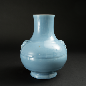 Lot 076 A SKY-BLUE GLAZED 'DRAGON-EAR' VASE
YONGZHENG PERIOD, QING DYNASTY
天蓝釉螭龙耳尊
清雍正