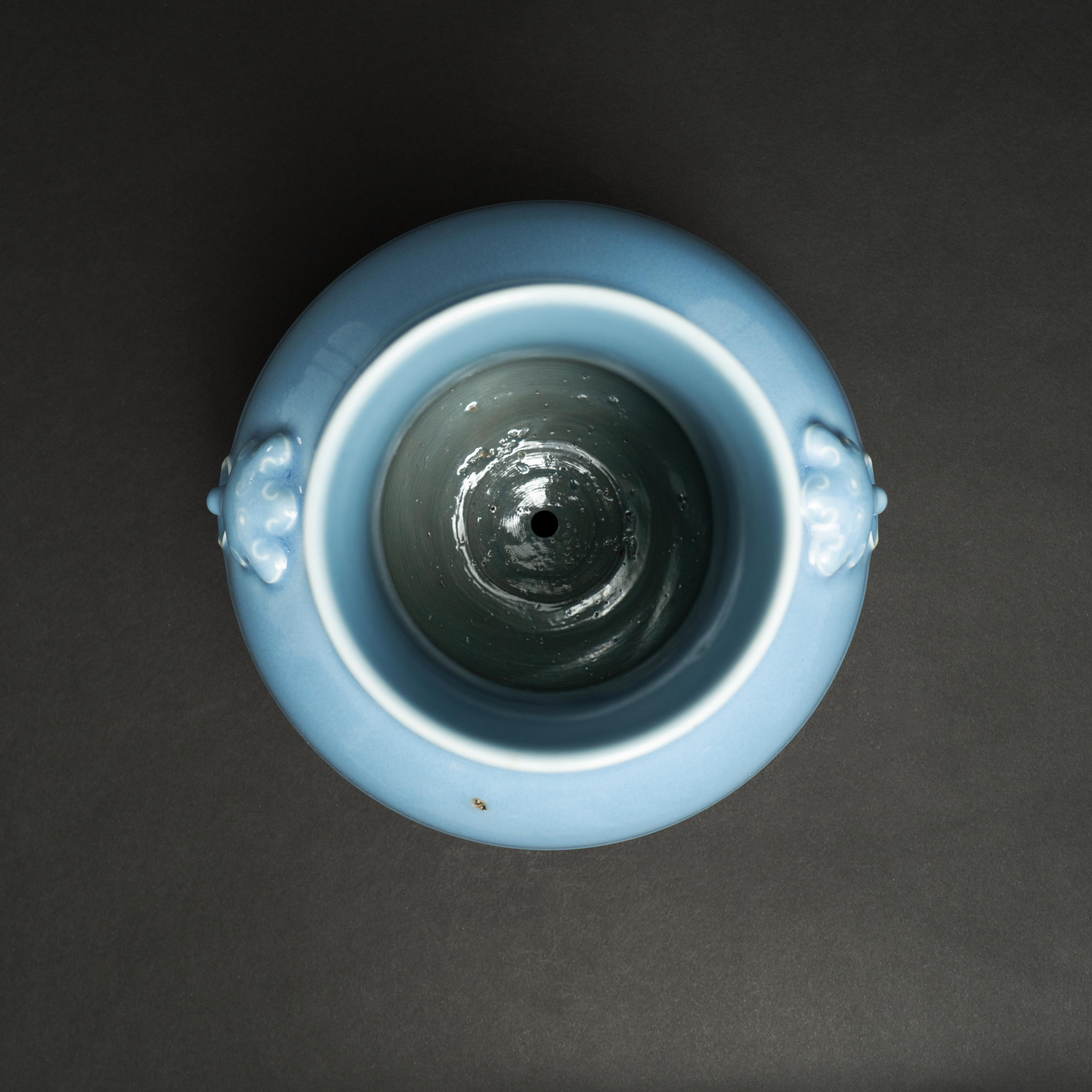 Lot 076 A SKY-BLUE GLAZED 'DRAGON-EAR' VASE
YONGZHENG PERIOD, QING DYNASTY
天蓝釉螭龙耳尊
清雍正 - Image 2