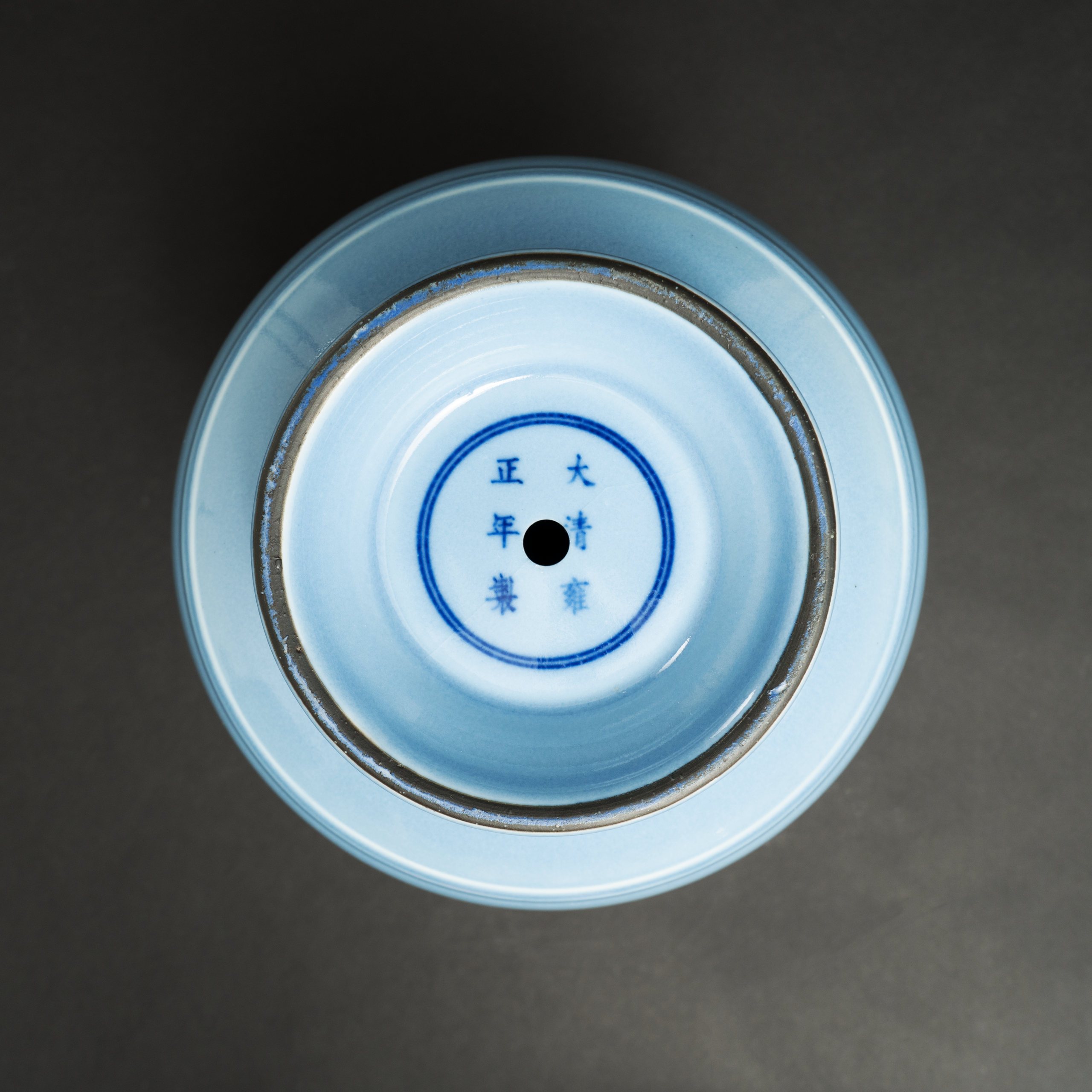 Lot 076 A SKY-BLUE GLAZED 'DRAGON-EAR' VASE
YONGZHENG PERIOD, QING DYNASTY
天蓝釉螭龙耳尊
清雍正 - Image 3
