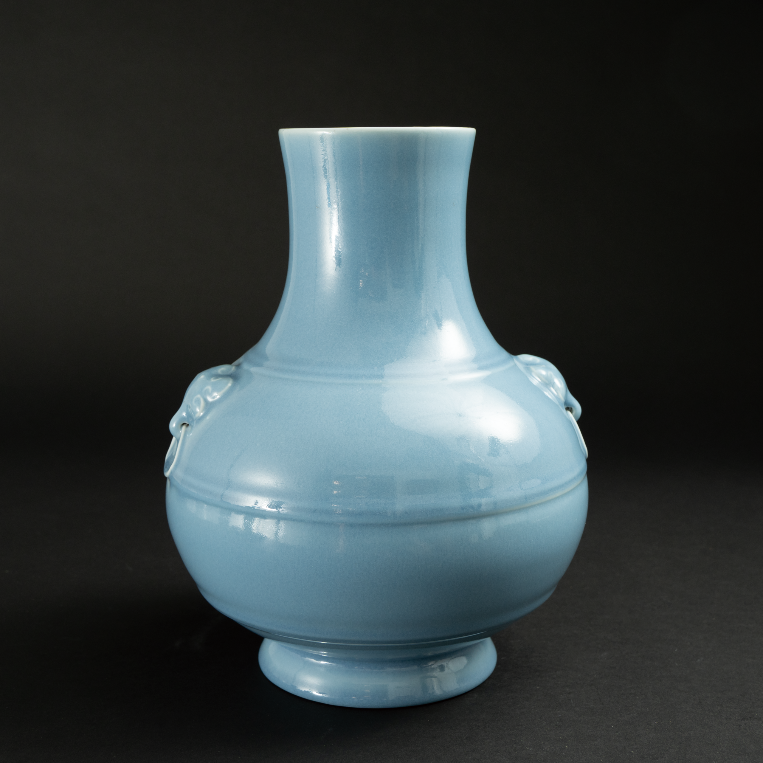 Lot 076 A SKY-BLUE GLAZED 'DRAGON-EAR' VASE
YONGZHENG PERIOD, QING DYNASTY
天蓝釉螭龙耳尊
清雍正 - Image 4