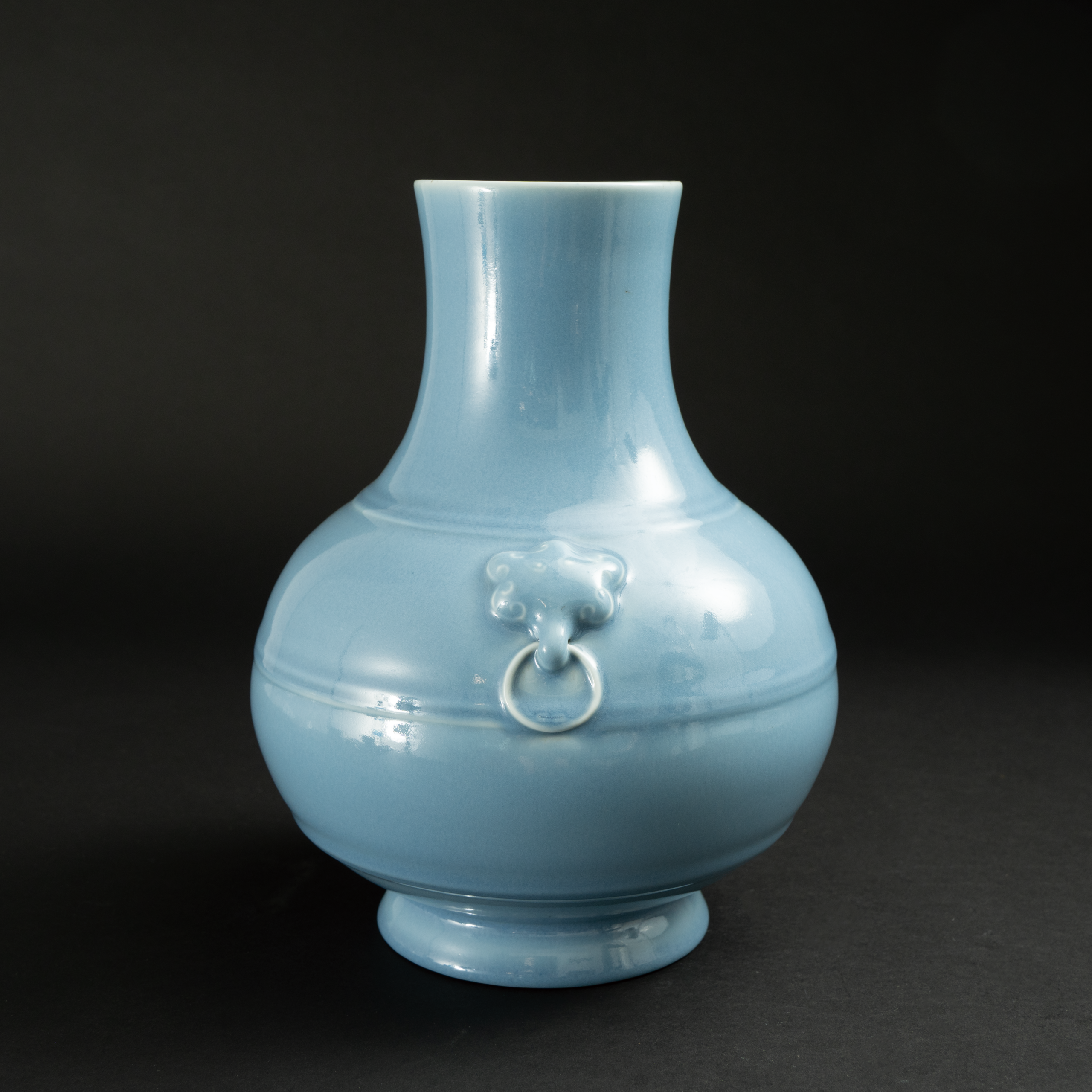 Lot 076 A SKY-BLUE GLAZED 'DRAGON-EAR' VASE
YONGZHENG PERIOD, QING DYNASTY
天蓝釉螭龙耳尊
清雍正 - Image 5