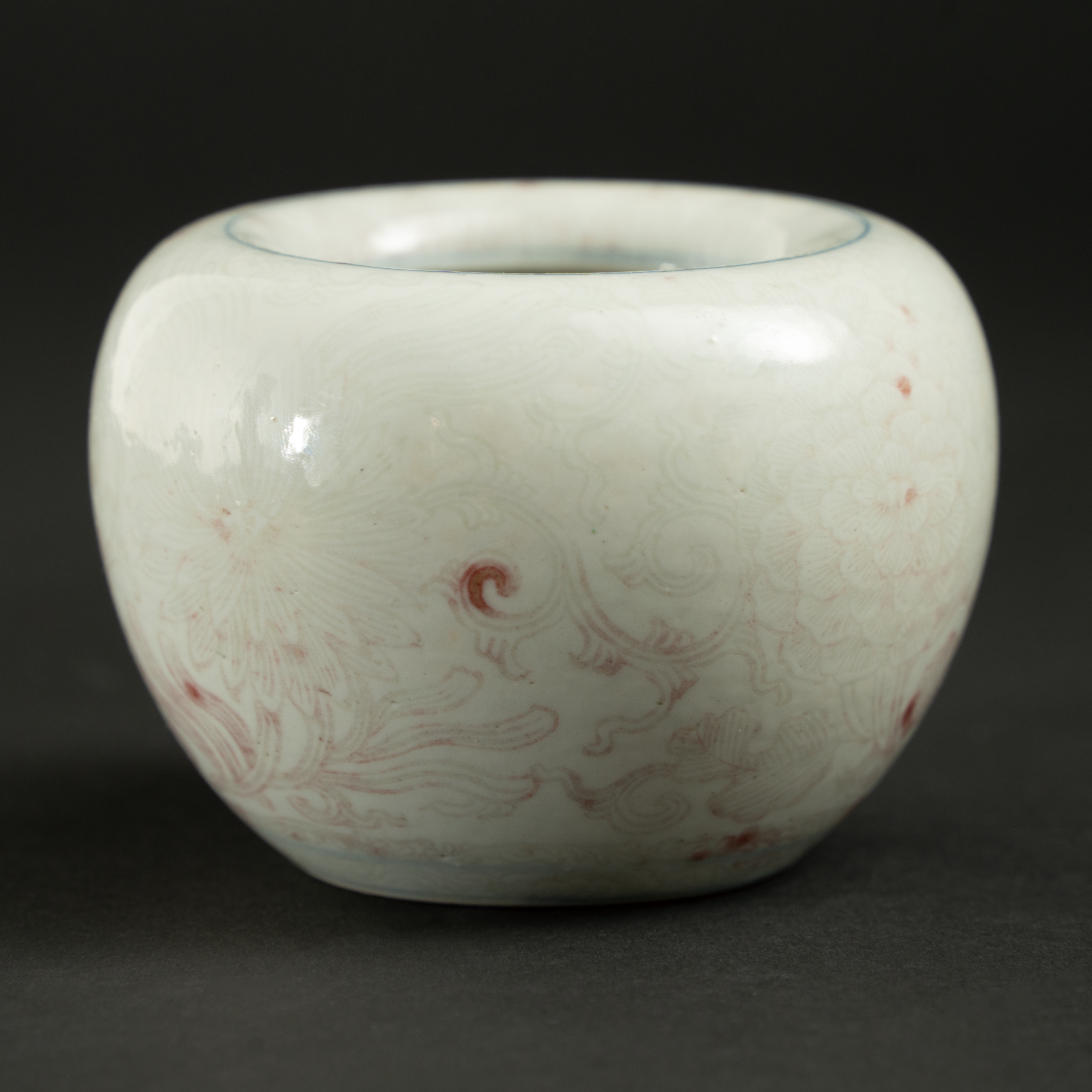 Lot 078 AN UNDERGLAZE-RED 'FLORAL' WATER POT
Guangxu PERIOD, QING DYNASTY
釉里红缠枝花卉纹水丞
清 光绪 - Image 4