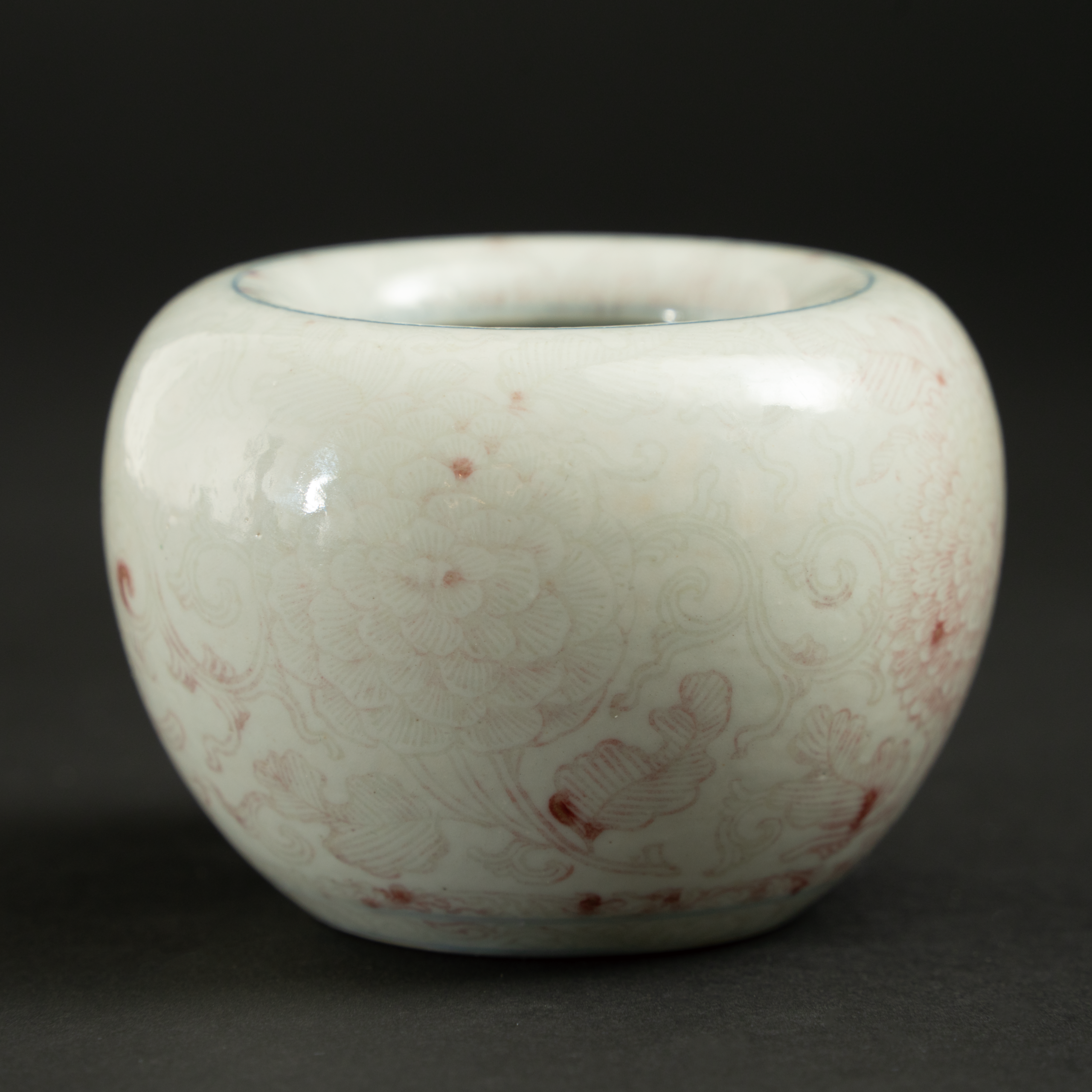 Lot 078 AN UNDERGLAZE-RED 'FLORAL' WATER POT
Guangxu PERIOD, QING DYNASTY
釉里红缠枝花卉纹水丞
清 光绪 - Image 5