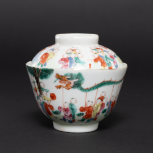 Lot 079 A FAMILLE-ROSE 'BOYS AT PLAY' CUP AND COVER
DAOGUANG PERIOD, QING DYNASTY (1821-1850)
粉彩婴戏图盖碗
清道光