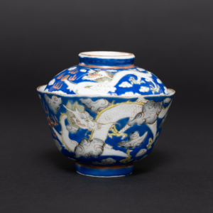 Lot 080 A BLUE-GROUND ENAMELLED 'DRAGON' LIDDED CUP
TONGZHI PERIOD, QING DYNASTY
蓝地粉彩云龙纹盖碗
清同治
