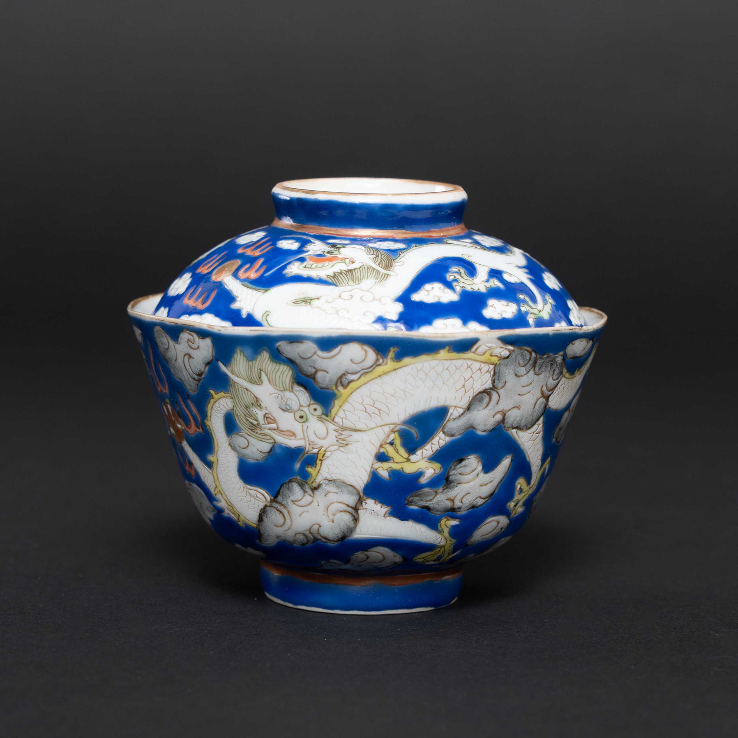 Lot 080 A BLUE-GROUND ENAMELLED 'DRAGON' LIDDED CUP
TONGZHI PERIOD, QING DYNASTY
蓝地粉彩云龙纹盖碗
清同治