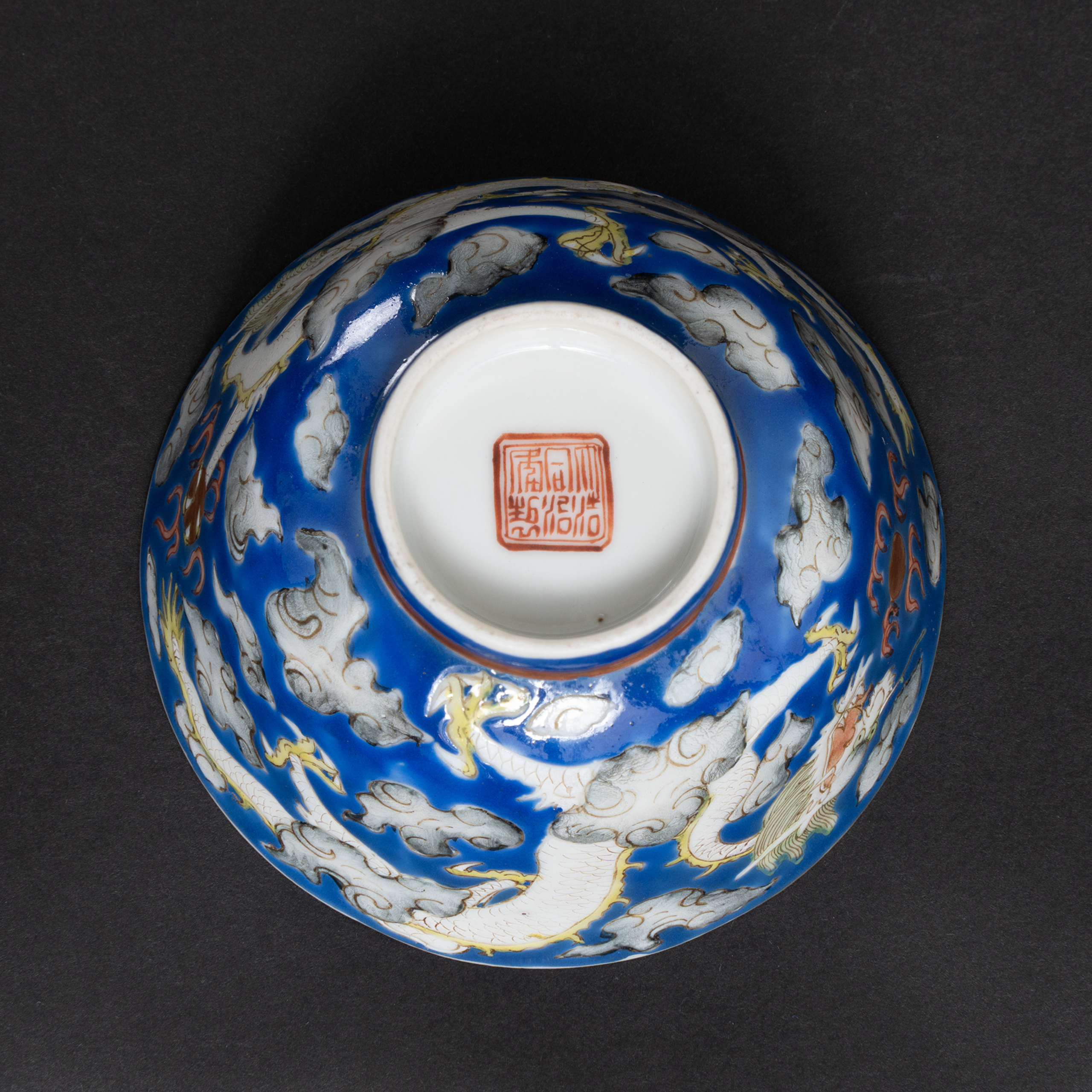Lot 080 A BLUE-GROUND ENAMELLED 'DRAGON' LIDDED CUP
TONGZHI PERIOD, QING DYNASTY
蓝地粉彩云龙纹盖碗
清同治 - Image 4