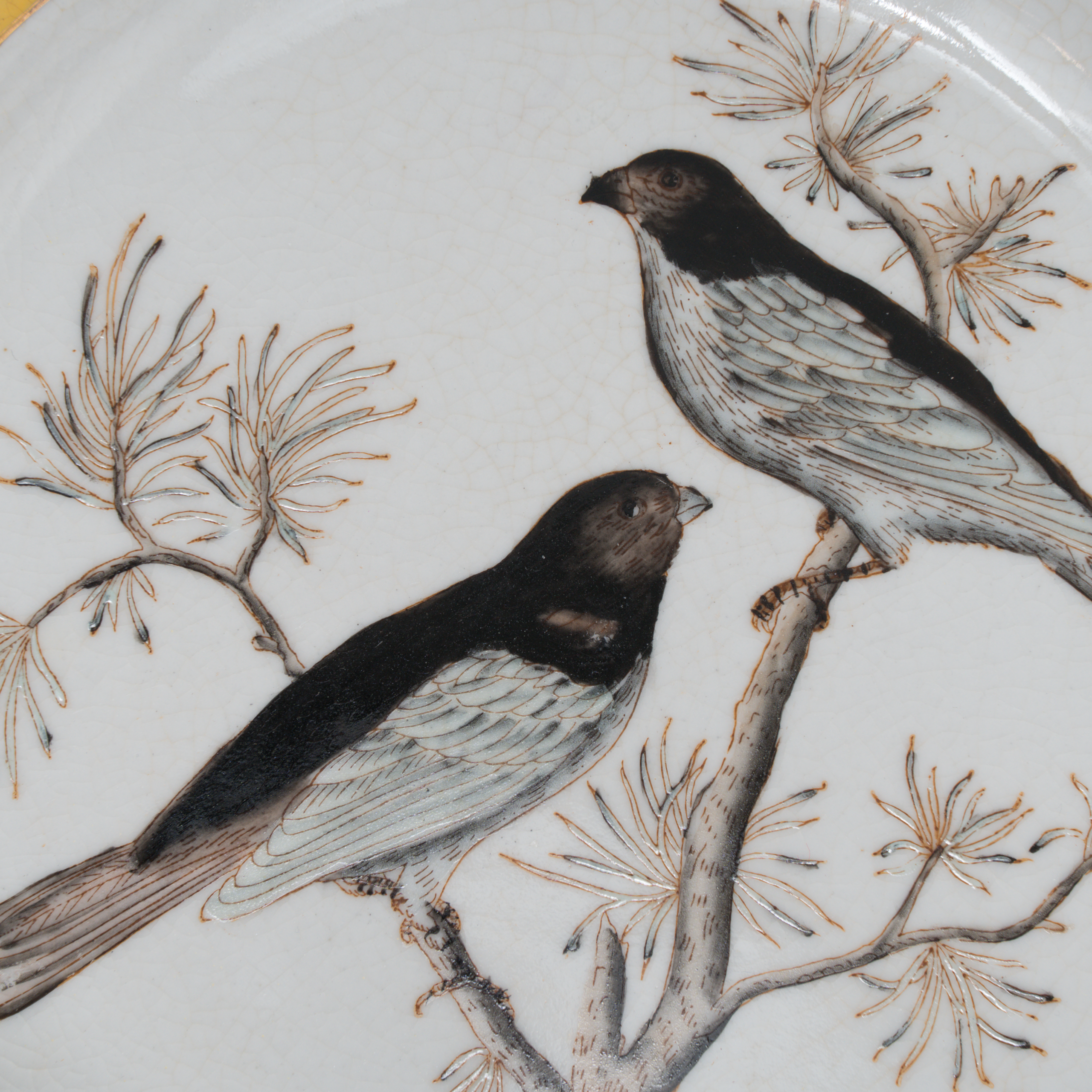 Lot 081 A FAMILLE-ROSE 'BIRDS AND FLOWERS' DISH
20TH CENTURY
粉彩花鸟纹盘
二十世纪 - Image 2
