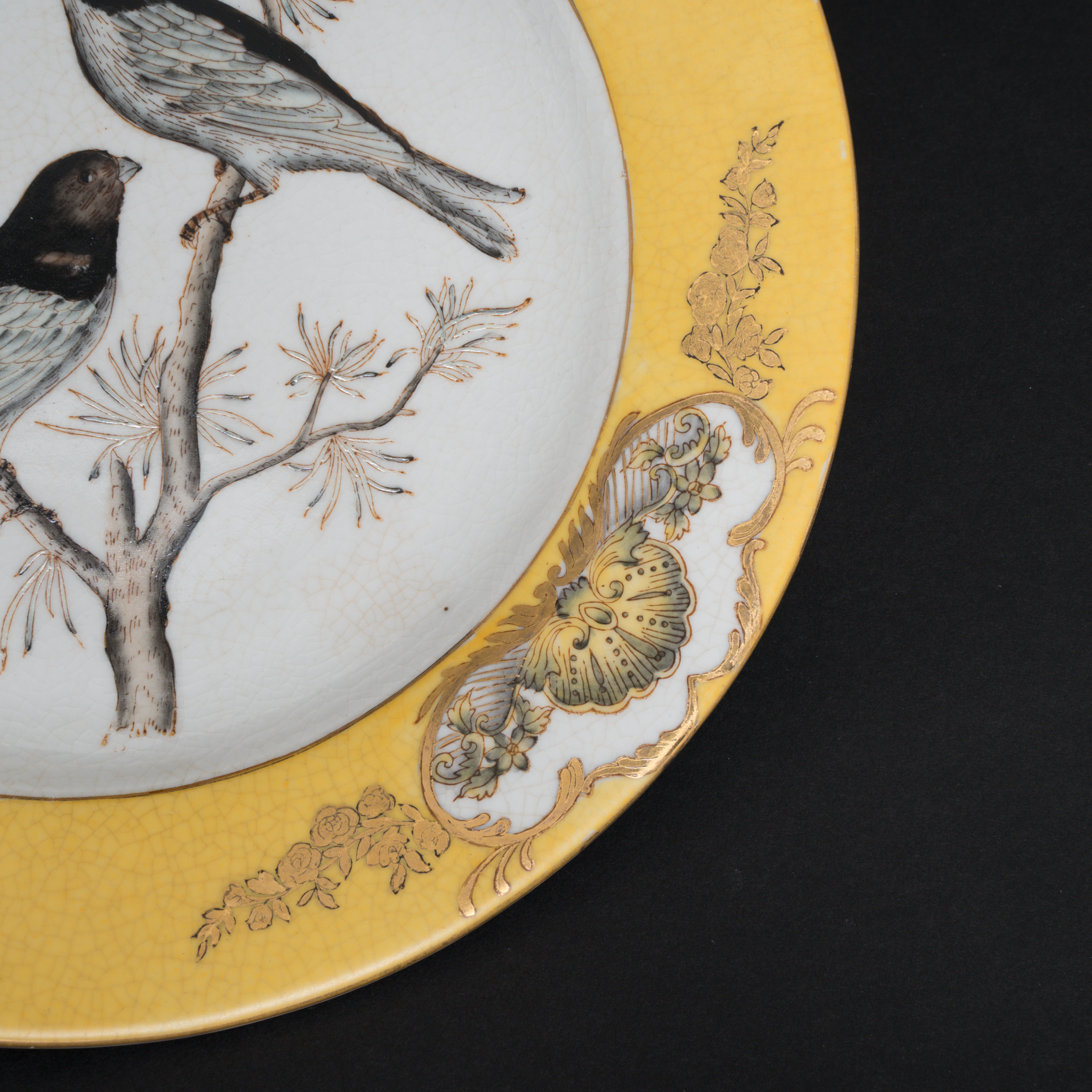 Lot 081 A FAMILLE-ROSE 'BIRDS AND FLOWERS' DISH
20TH CENTURY
粉彩花鸟纹盘
二十世纪 - Image 3