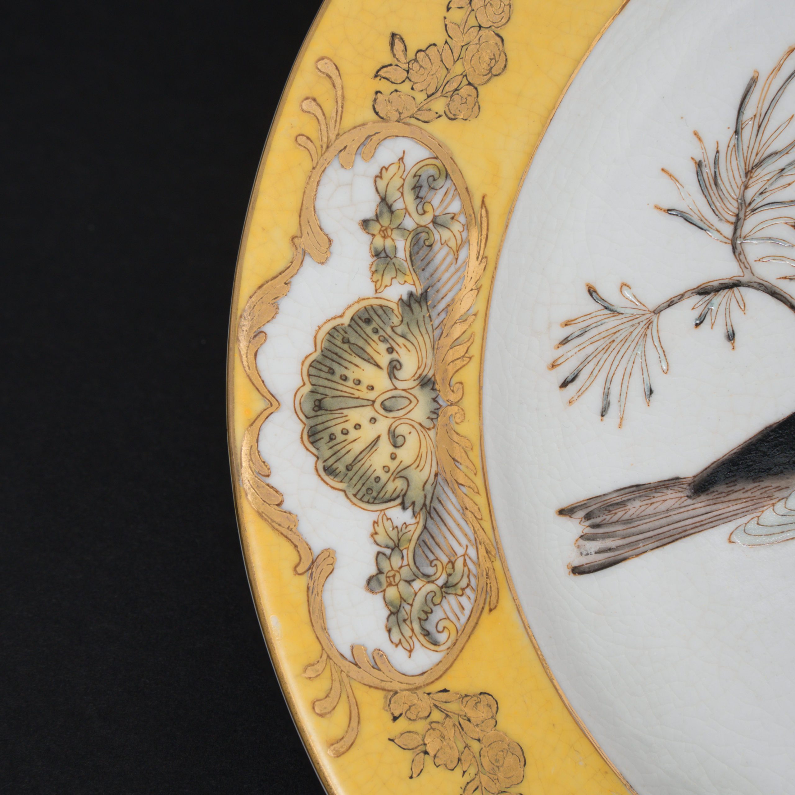 Lot 081 A FAMILLE-ROSE 'BIRDS AND FLOWERS' DISH
20TH CENTURY
粉彩花鸟纹盘
二十世纪 - Image 4