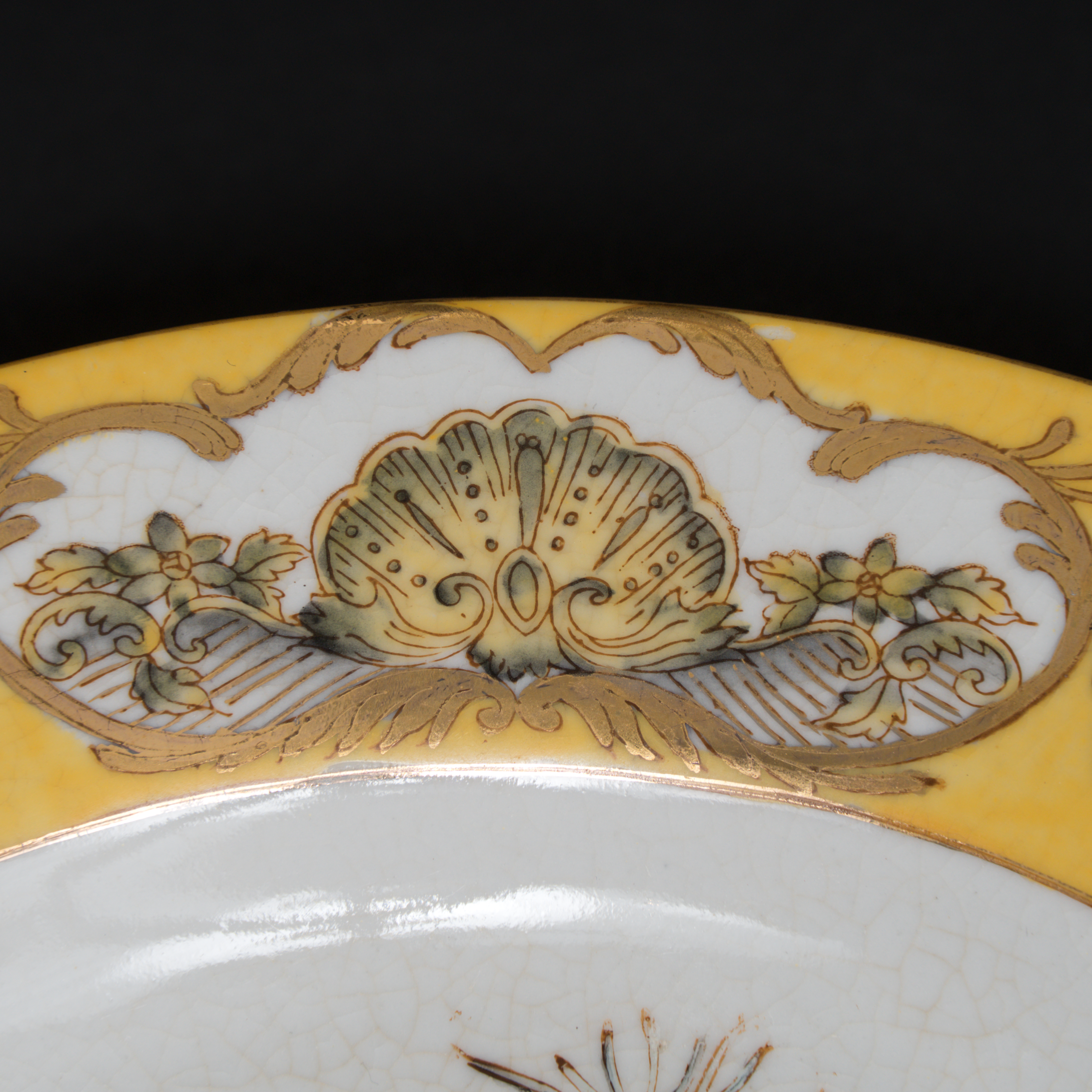 Lot 081 A FAMILLE-ROSE 'BIRDS AND FLOWERS' DISH
20TH CENTURY
粉彩花鸟纹盘
二十世纪 - Image 5