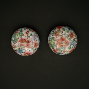 Lot 082 A PAIR OF FAMILLE ROSE 'HUNDRED FLOWERS' CIRCULAR BOXES AND COVERS
LATE QING DYNASTY / REPUBLIC PERIOD
晚清至民国 粉彩百花纹印泥盒一对