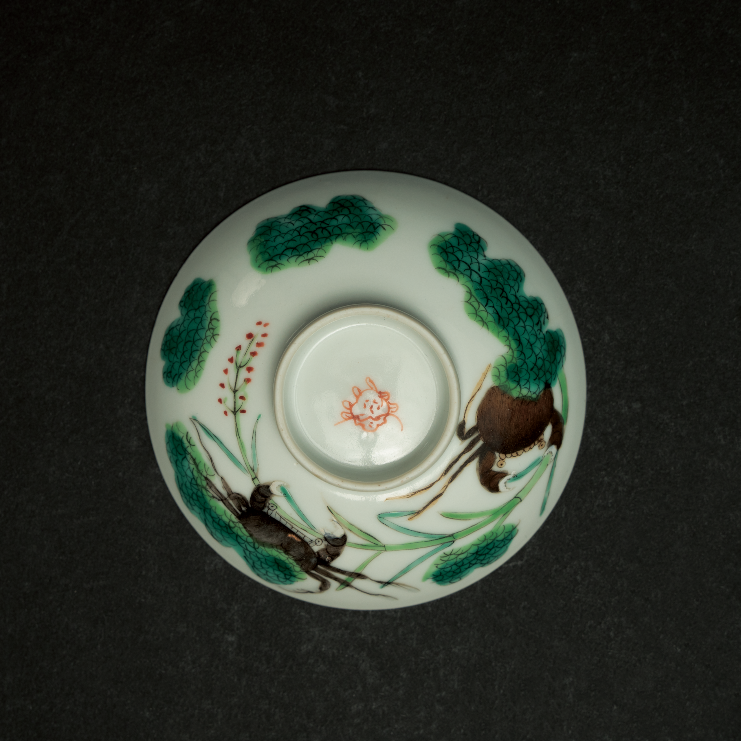 Lot 083 A GROUP OF SIX ASSORTED PORCELAIN CUP COVERS
LATE QING DYNASTY / REPUBLIC PERIOD
晚清至民国 粉彩及各色釉小杯盖六件一组 - Image 2