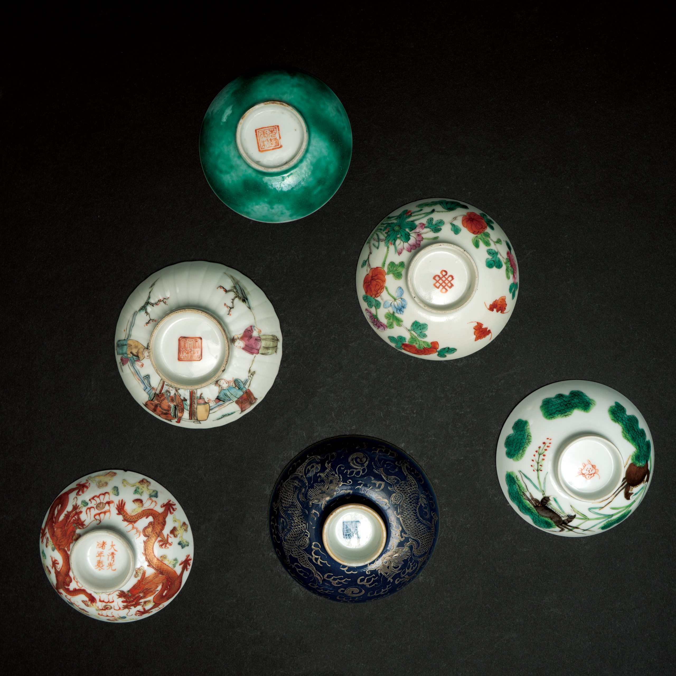 Lot 083 A GROUP OF SIX ASSORTED PORCELAIN CUP COVERS
LATE QING DYNASTY / REPUBLIC PERIOD
晚清至民国 粉彩及各色釉小杯盖六件一组 - Image 3