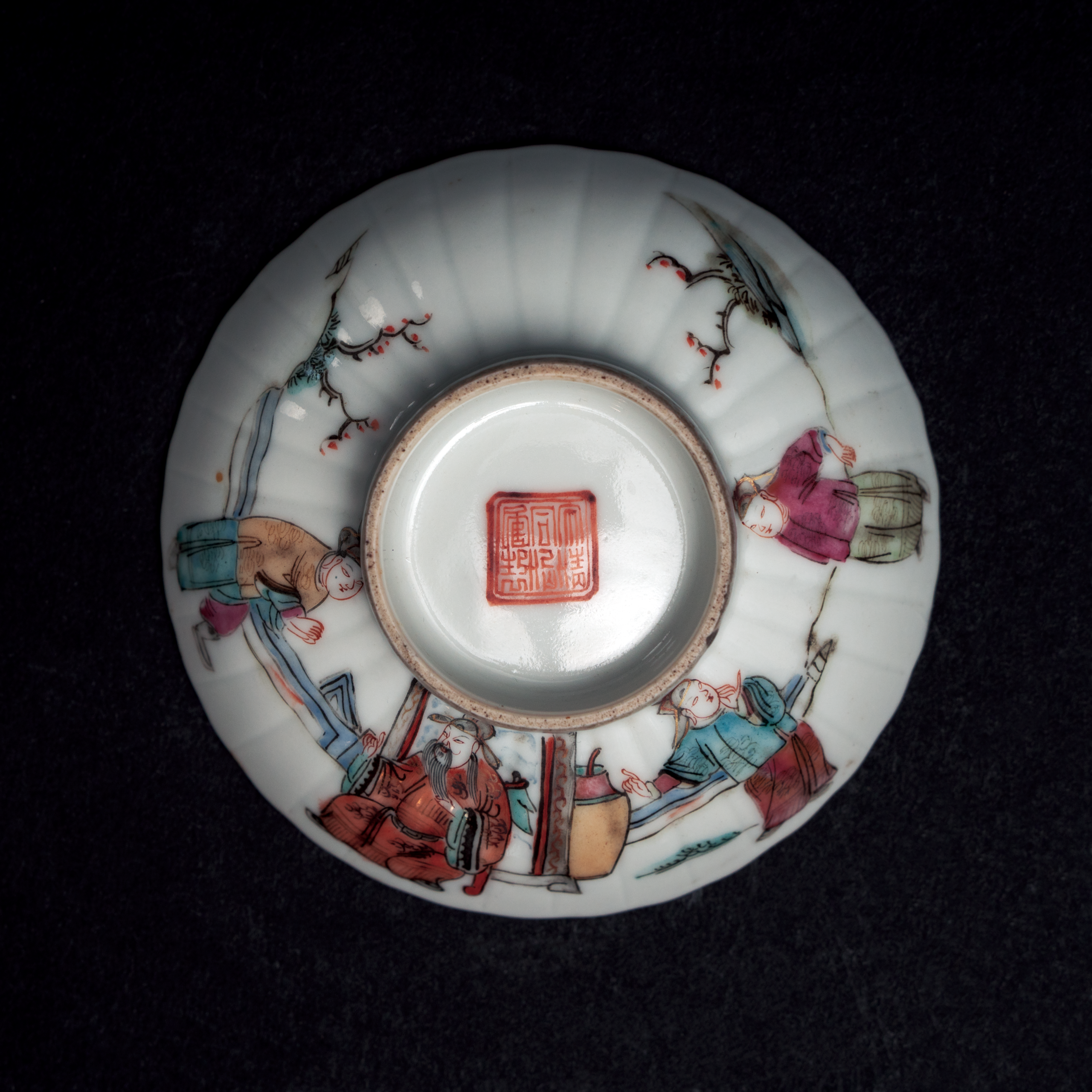 Lot 083 A GROUP OF SIX ASSORTED PORCELAIN CUP COVERS
LATE QING DYNASTY / REPUBLIC PERIOD
晚清至民国 粉彩及各色釉小杯盖六件一组 - Image 4