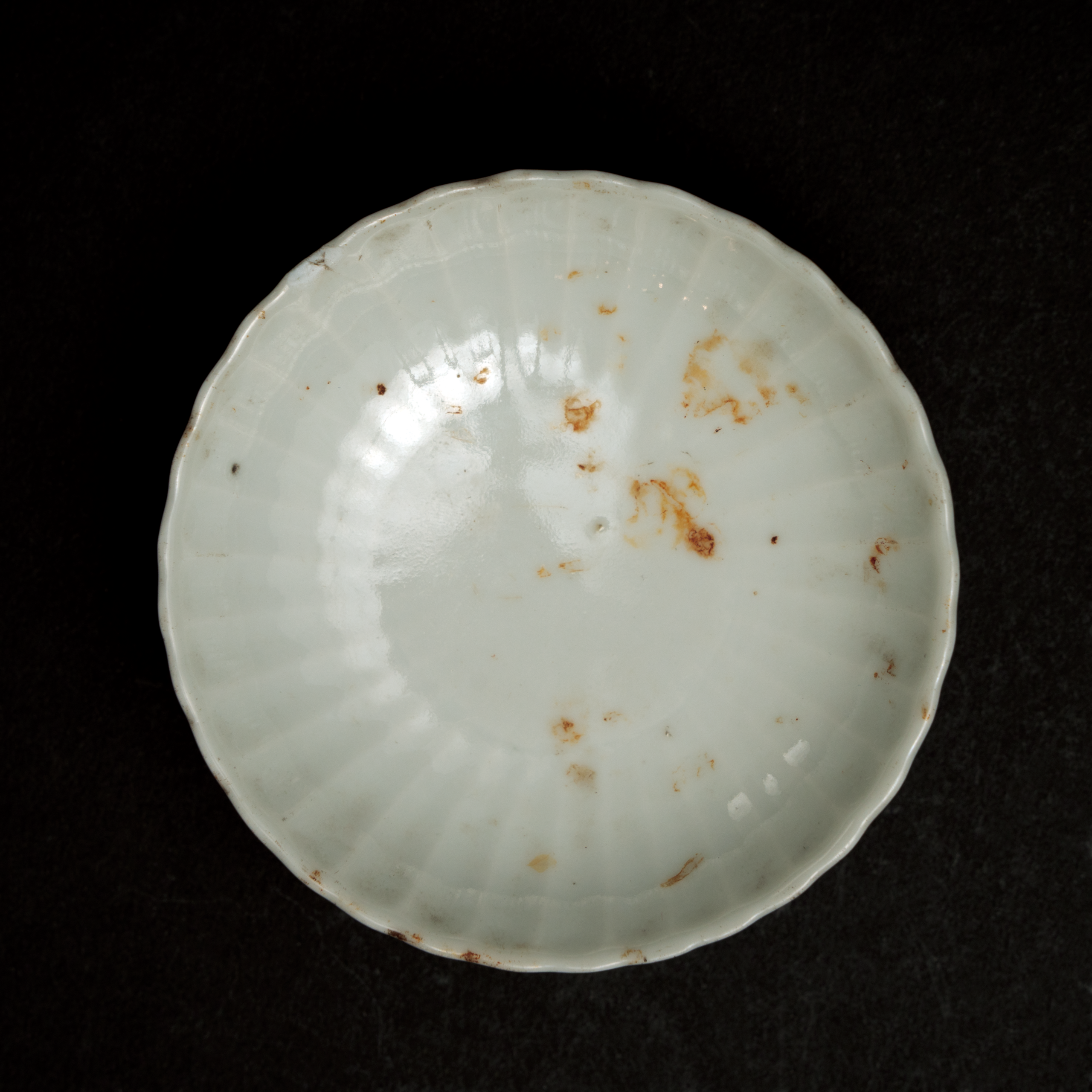 Lot 083 A GROUP OF SIX ASSORTED PORCELAIN CUP COVERS
LATE QING DYNASTY / REPUBLIC PERIOD
晚清至民国 粉彩及各色釉小杯盖六件一组 - Image 5