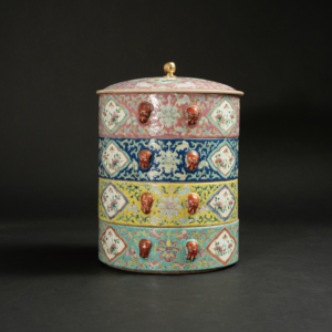 Lot 086 A FAMILLE ROSE MULTI-COLORED GROUND FOUR-TIERED CYLINDRICAL BOX AND COVER
LATE QING DYNASTY / REPUBLIC PERIOD
晚清或民国 粉彩锦地开光花卉纹四层圆奁