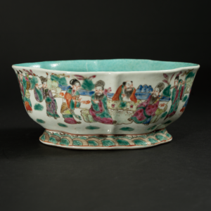 Lot 088 FAMILLE ROSE 'FIGURES' LOBED OFFERING BOWL
LATE QING DYNASTY / REPUBLIC PERIOD
晚清至民国 粉彩人物纹菱口供碗