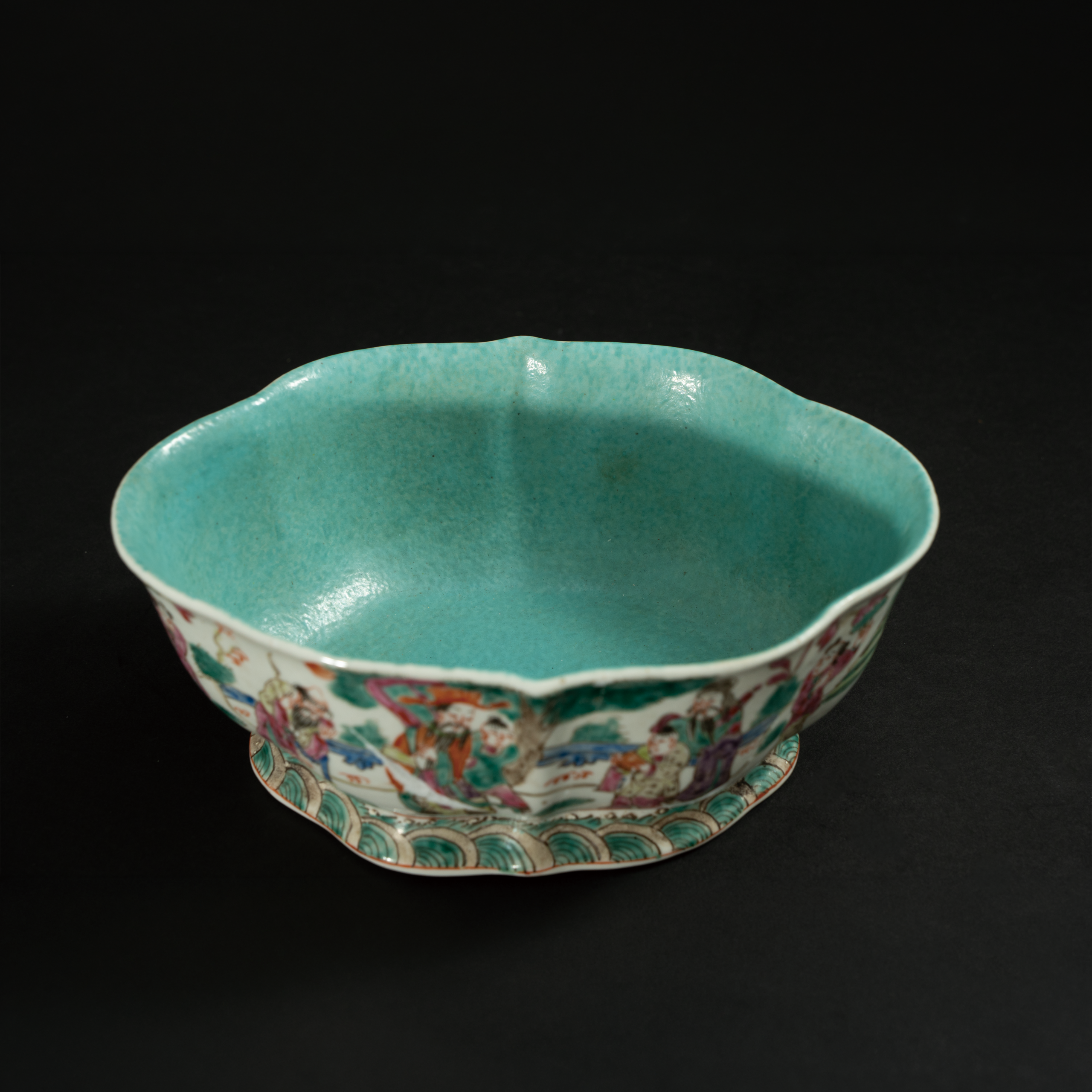 Lot 088 FAMILLE ROSE 'FIGURES' LOBED OFFERING BOWL
LATE QING DYNASTY / REPUBLIC PERIOD
晚清至民国 粉彩人物纹菱口供碗 - Image 2