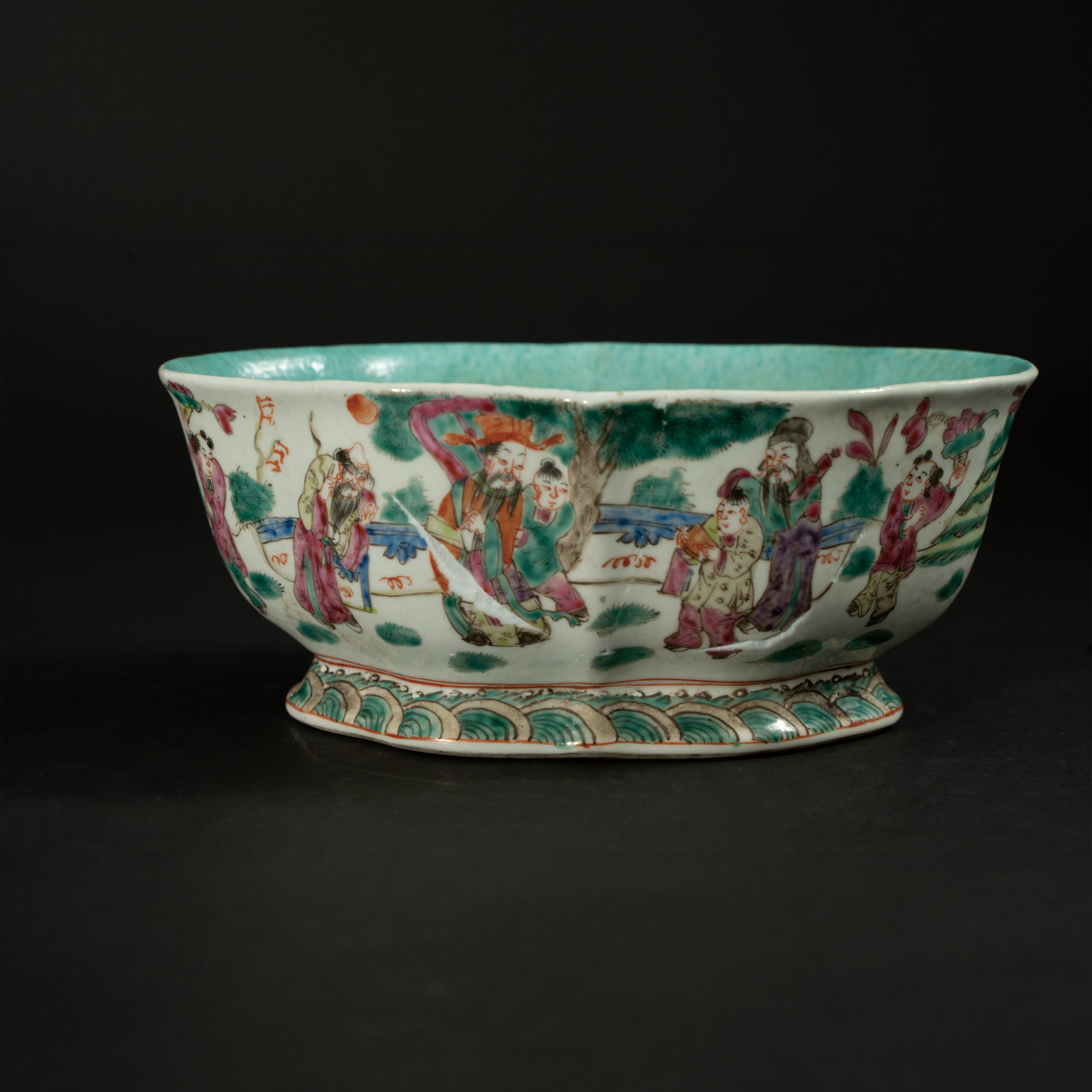 Lot 088 FAMILLE ROSE 'FIGURES' LOBED OFFERING BOWL
LATE QING DYNASTY / REPUBLIC PERIOD
晚清至民国 粉彩人物纹菱口供碗 - Image 3