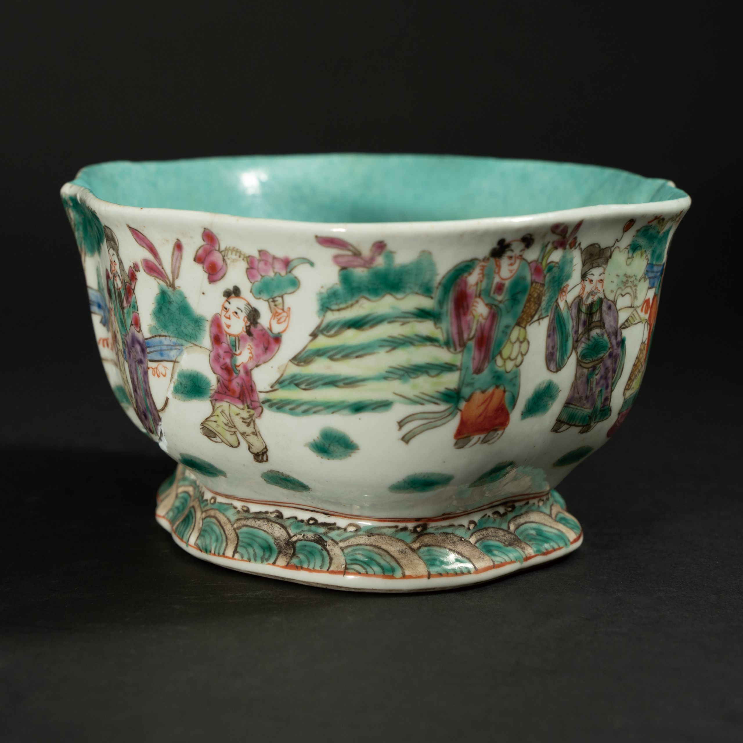 Lot 088 FAMILLE ROSE 'FIGURES' LOBED OFFERING BOWL
LATE QING DYNASTY / REPUBLIC PERIOD
晚清至民国 粉彩人物纹菱口供碗 - Image 4