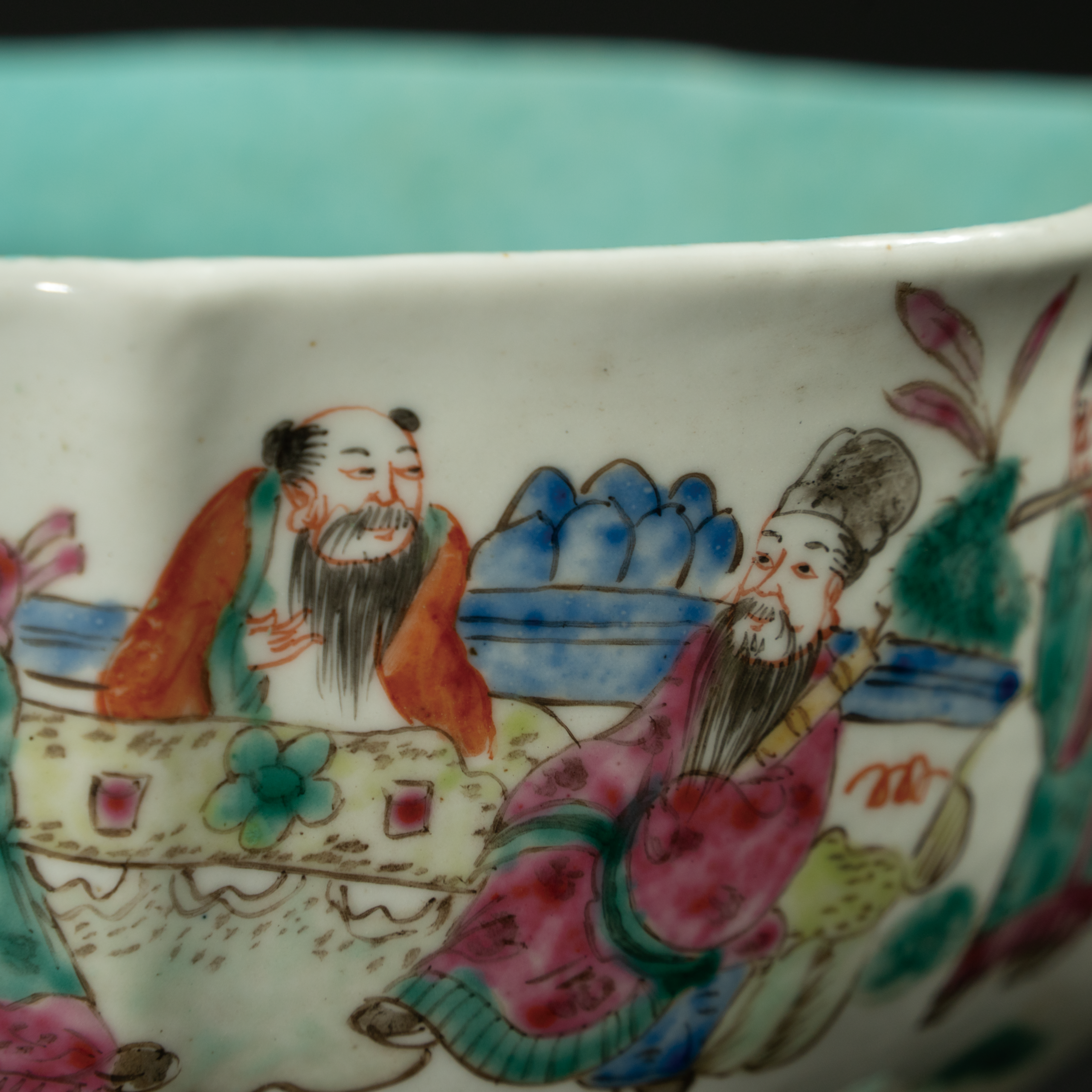 Lot 088 FAMILLE ROSE 'FIGURES' LOBED OFFERING BOWL
LATE QING DYNASTY / REPUBLIC PERIOD
晚清至民国 粉彩人物纹菱口供碗 - Image 5