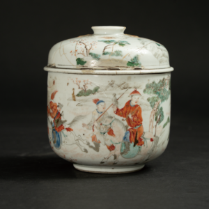 Lot 089 A FAMILLE ROSE 'HUNTING SCENE' CYLINDRICAL JAR AND COVER
QIANLONG PERIOD (1736–1795)
清乾隆 粉彩人物狩猎纹盖缶