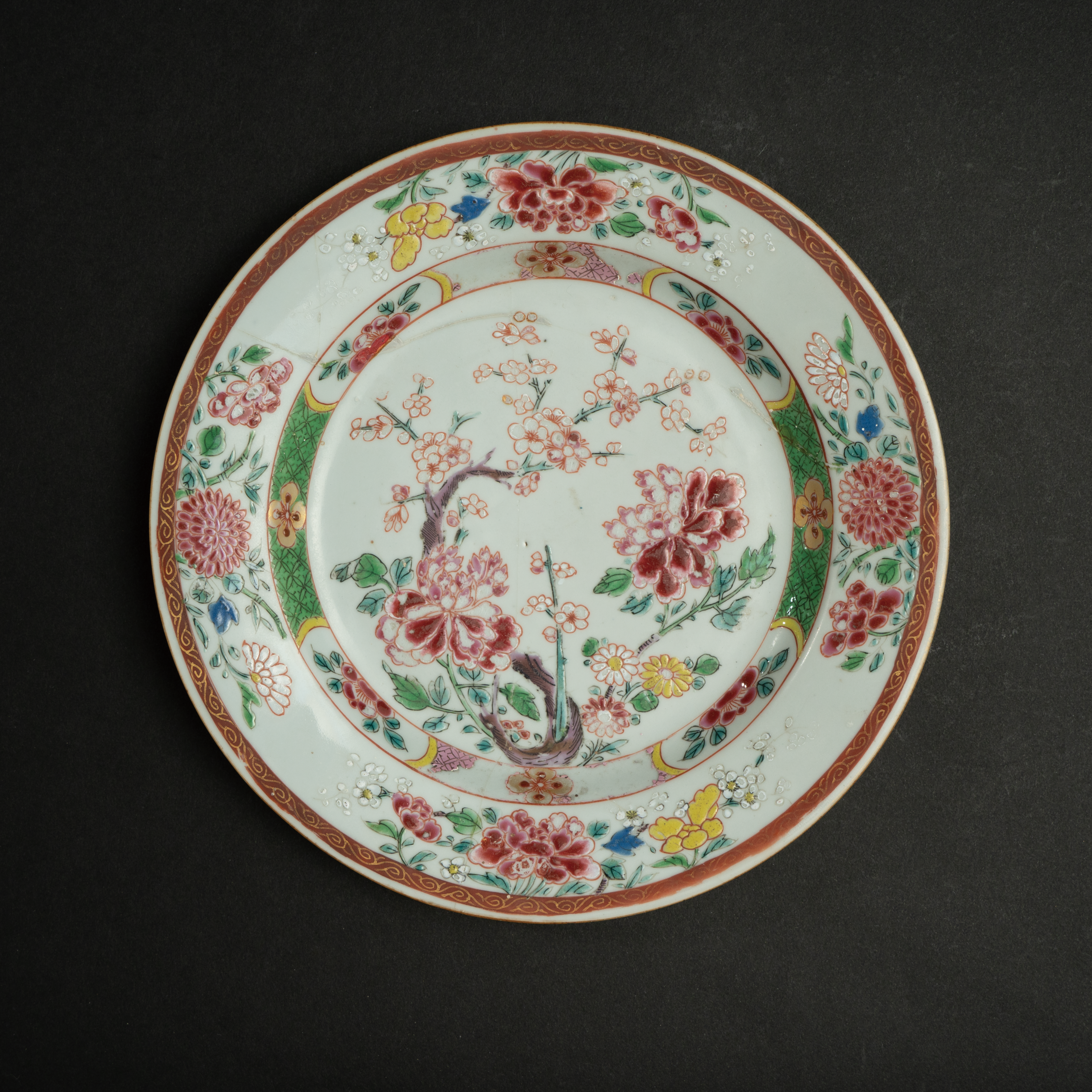 Lot 092 A FAMILLE ROSE 'PEONY AND PLUM BLOSSOM' DISH
18TH CENTURY
18世纪 粉彩开光花卉纹盘