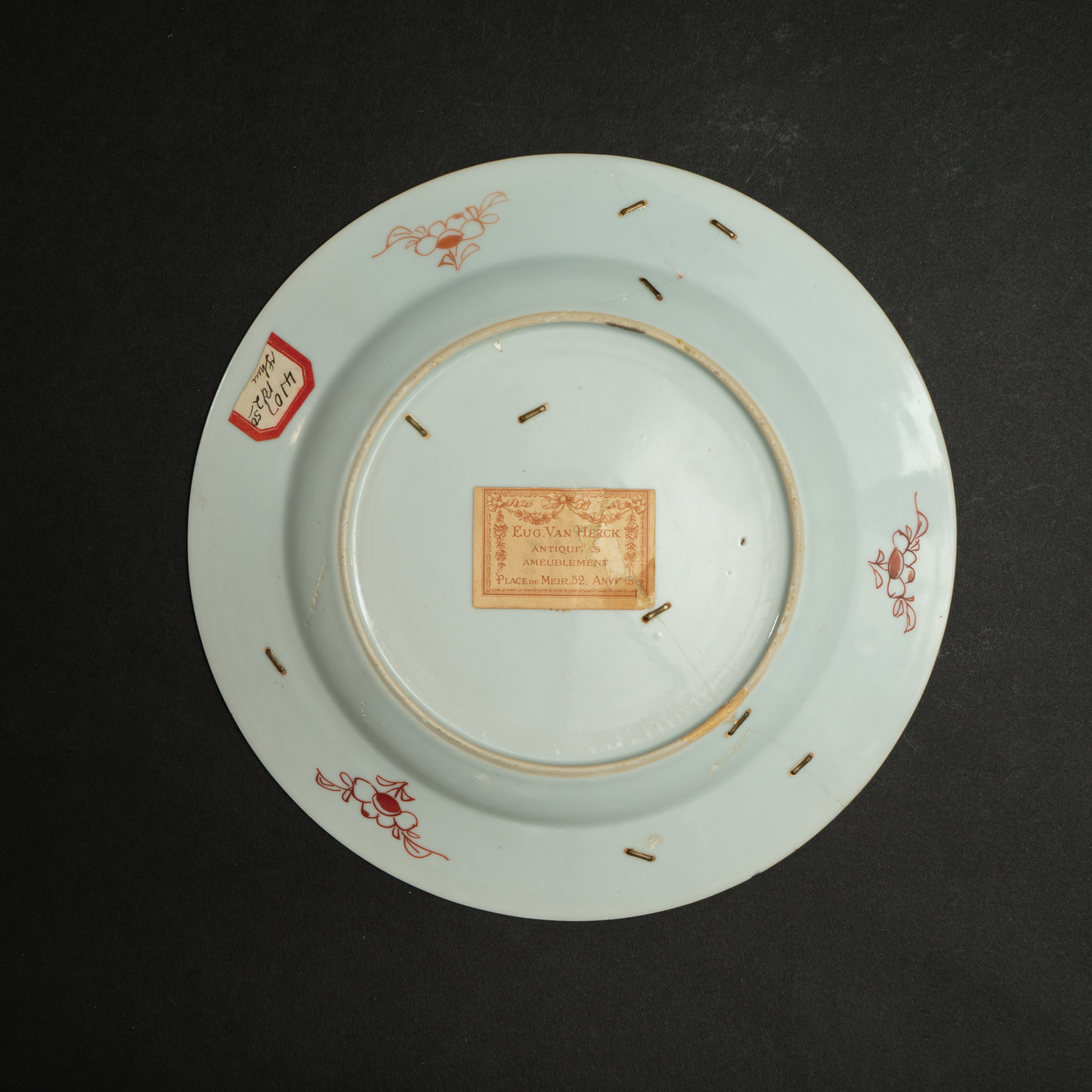 Lot 092 A FAMILLE ROSE 'PEONY AND PLUM BLOSSOM' DISH
18TH CENTURY
18世纪 粉彩开光花卉纹盘 - Image 2