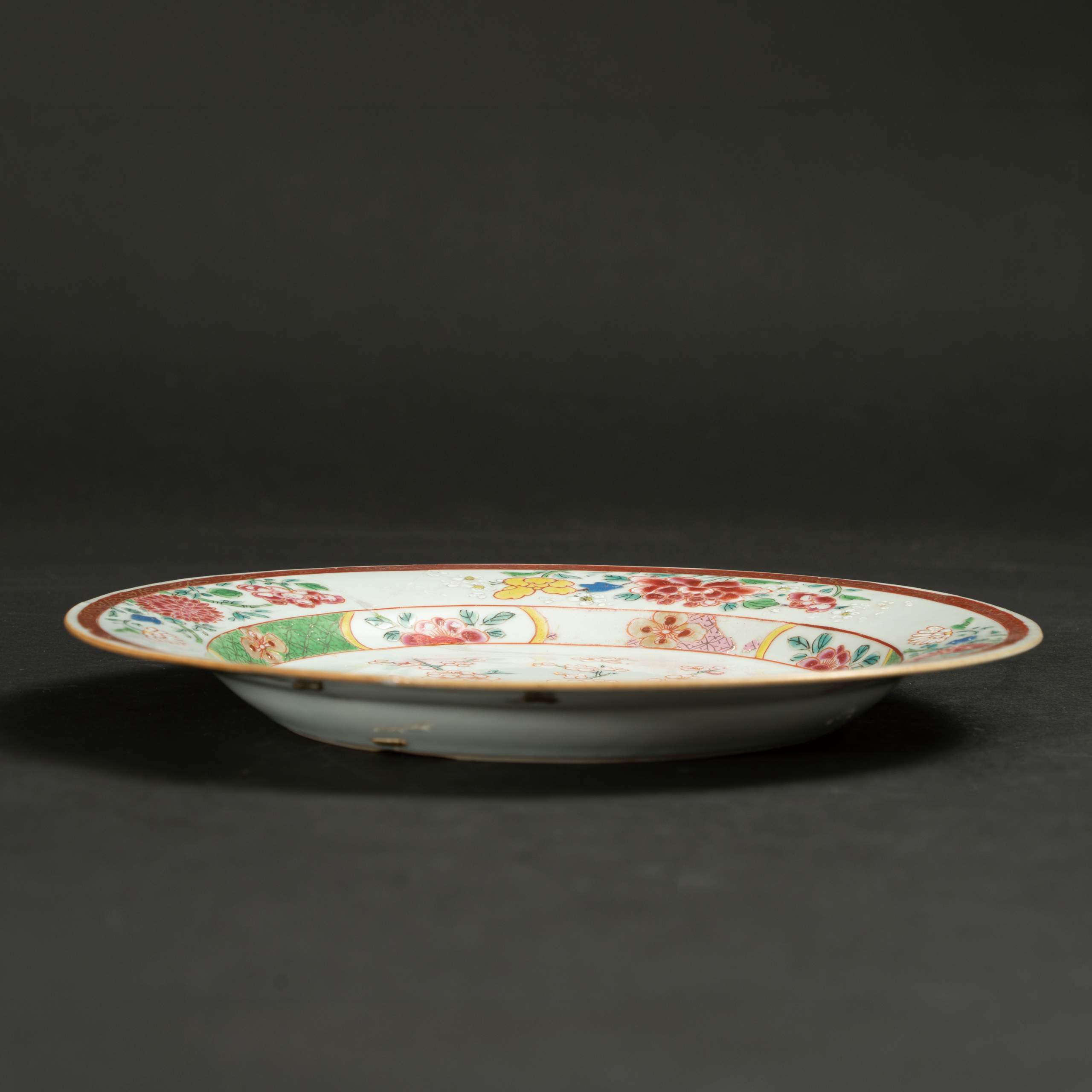 Lot 092 A FAMILLE ROSE 'PEONY AND PLUM BLOSSOM' DISH
18TH CENTURY
18世纪 粉彩开光花卉纹盘 - Image 3