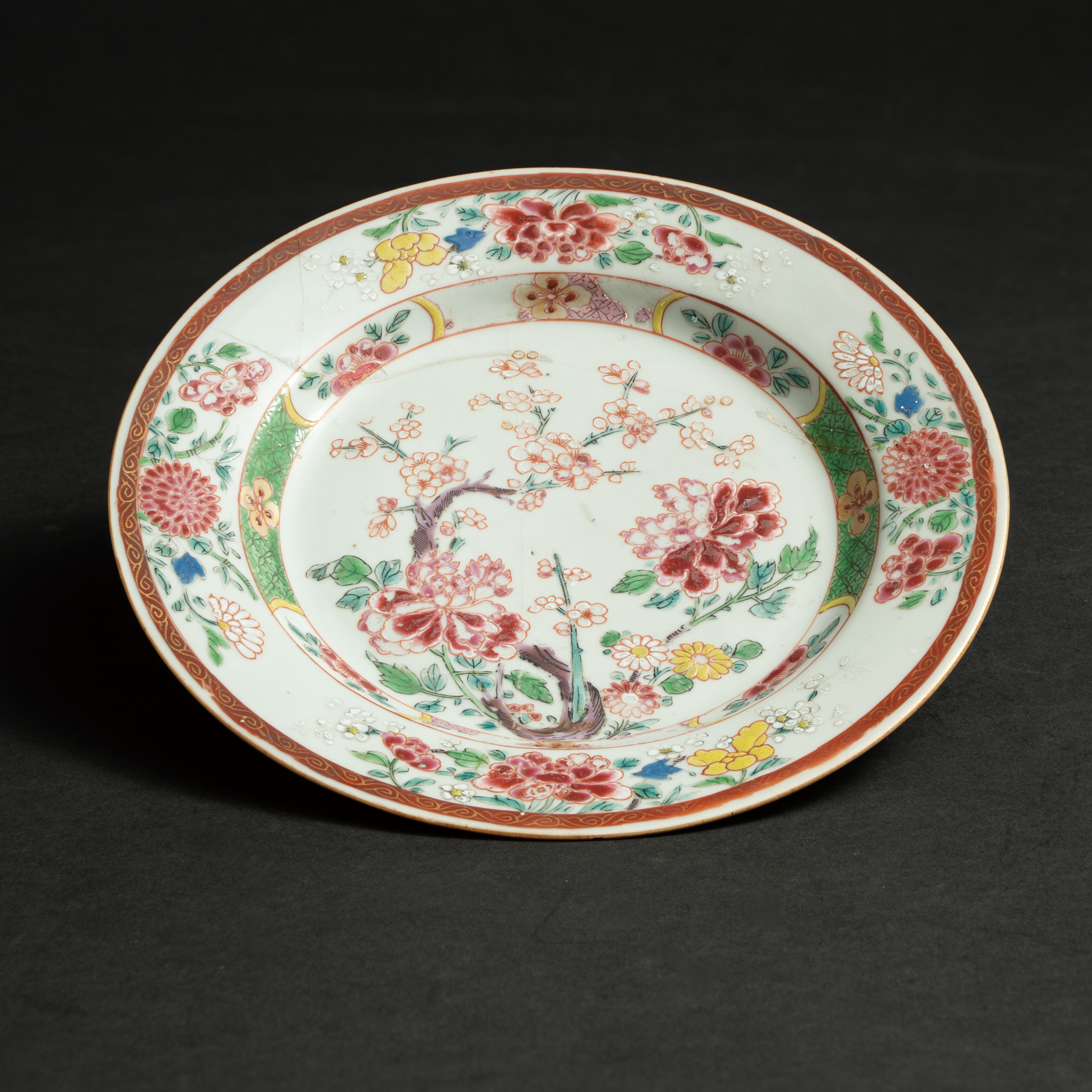 Lot 092 A FAMILLE ROSE 'PEONY AND PLUM BLOSSOM' DISH
18TH CENTURY
18世纪 粉彩开光花卉纹盘 - Image 4