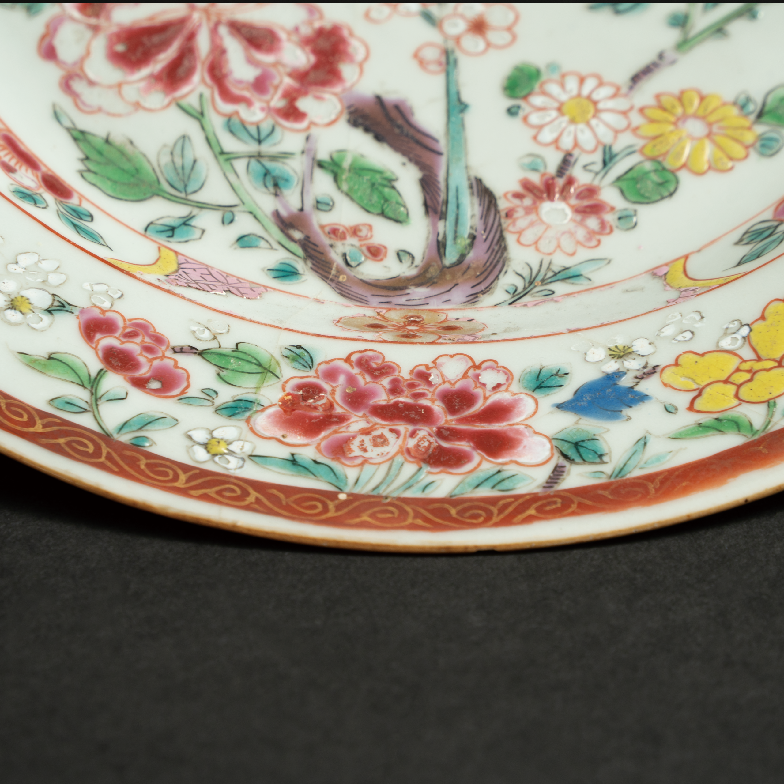 Lot 092 A FAMILLE ROSE 'PEONY AND PLUM BLOSSOM' DISH
18TH CENTURY
18世纪 粉彩开光花卉纹盘 - Image 5