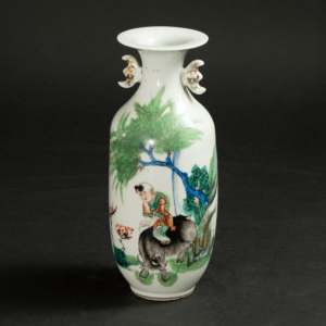 Lot 093 A FAMILLE ROSE 'BOY AND BUFFALO' LANTERN VASE
REPUBLIC PERIOD (1912–1949)
民国 粉彩柳阴牧牛图双耳小瓶