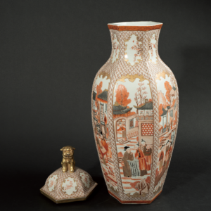 Lot 095 AN IRON-RED AND GILT-DECORATED HEXAGONAL 'FIGURES' VASE AND COVER
REPUBLIC PERIOD (1912–1949)
民国 矾红描金开光人物故事图六方盖瓶