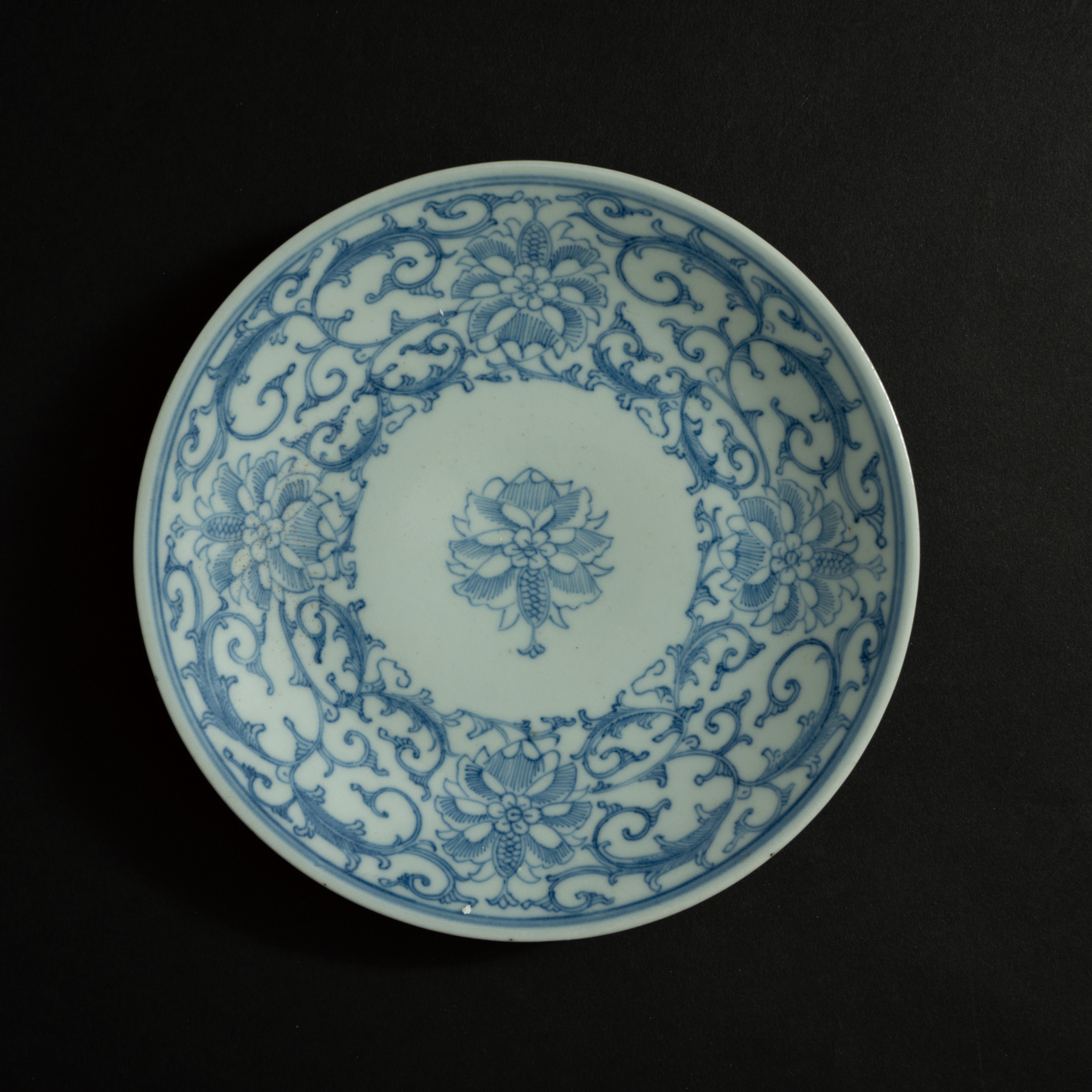 Lot 097 A BLUE AND WHITE 'LOTUS' DISH
QING DYNASTY, QIANLONG PERIOD
清乾隆 青花缠枝莲纹盘
